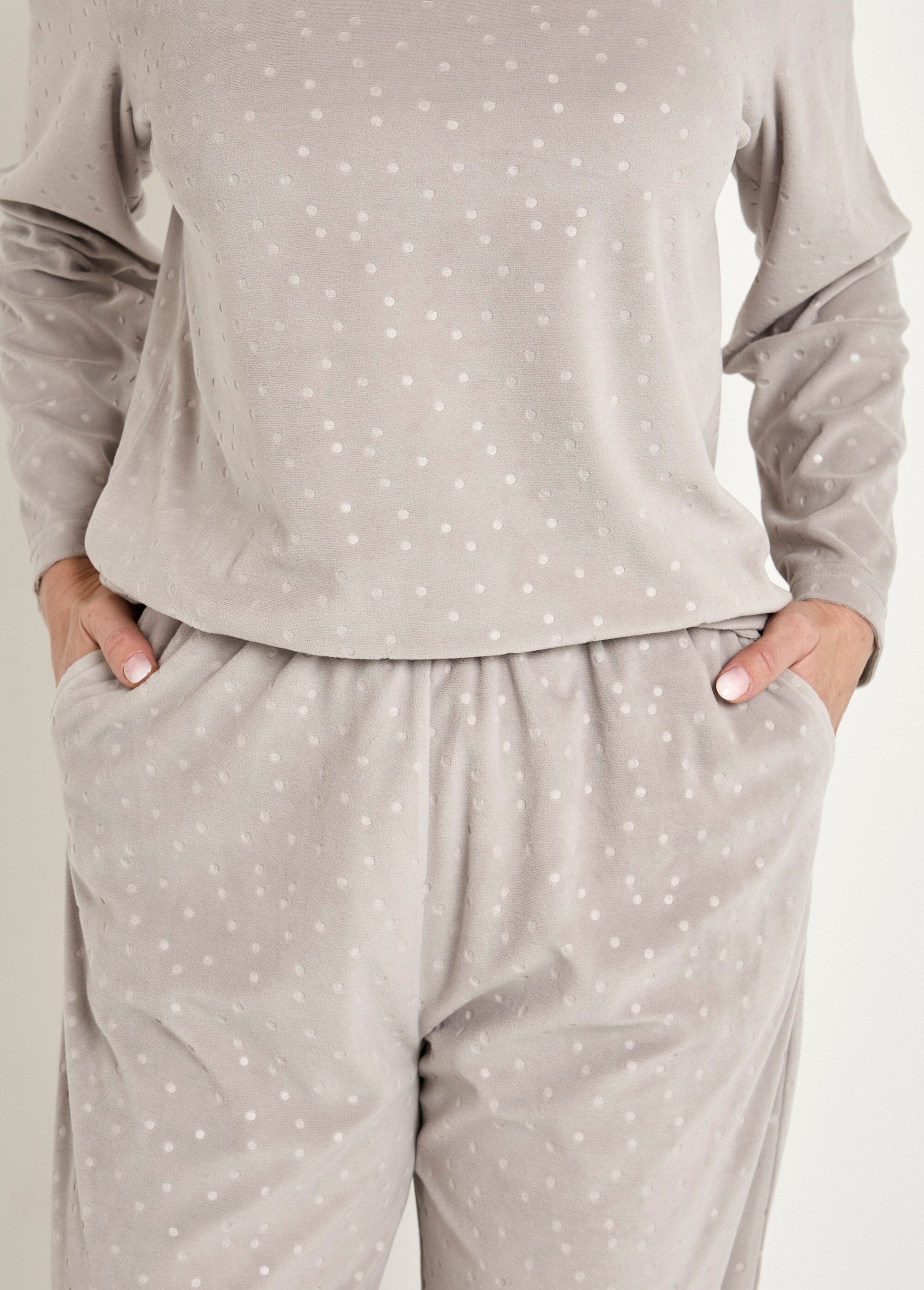 Pantalón_de_pijama_de_terciopelo_con_cuello_redondo_y_lunares_en_relieve_Gris_DE1_slim