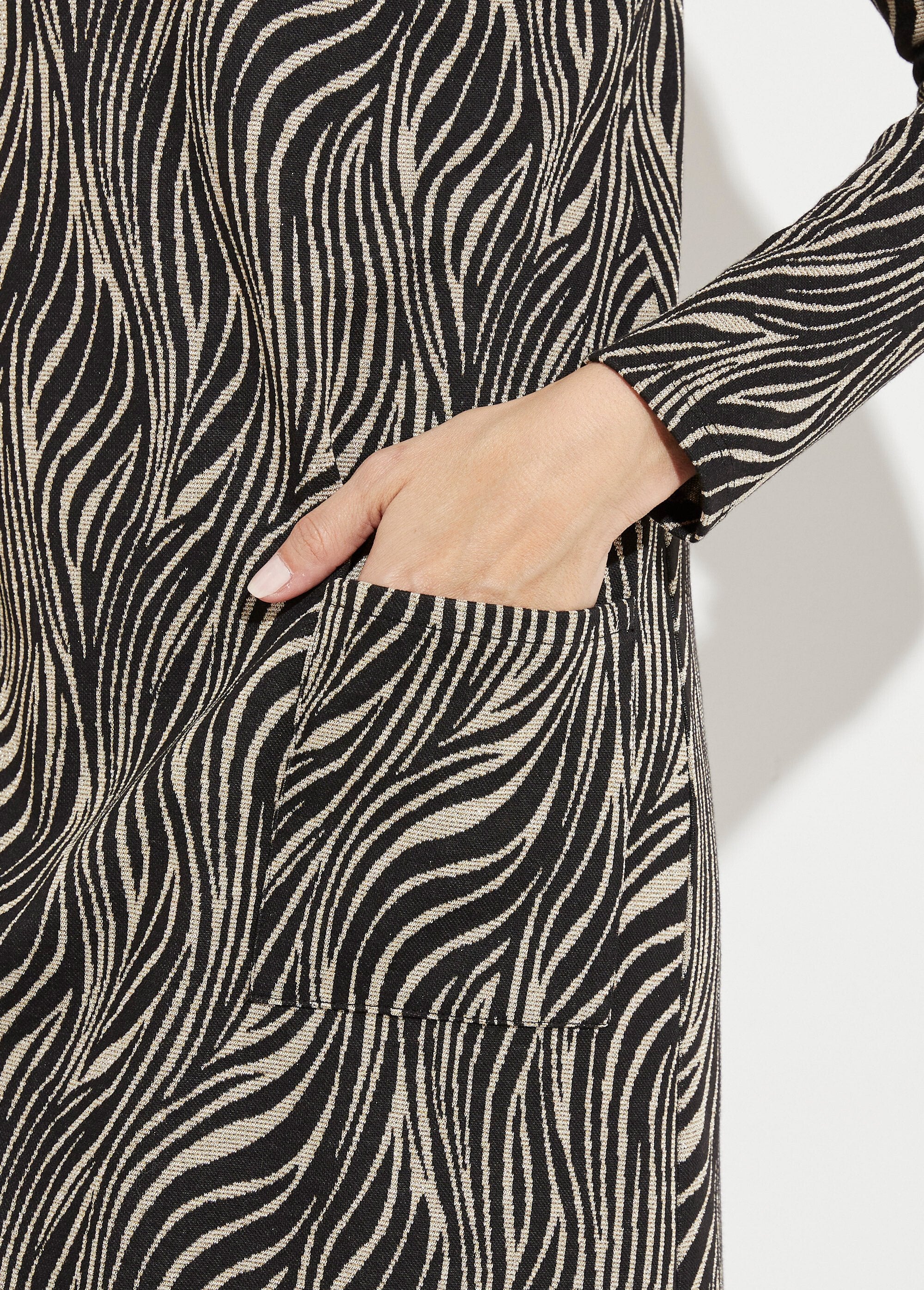 Vestido_corto_holgado_de_jacquard_de_cebra_En_blanco_y_negro_DE3_slim