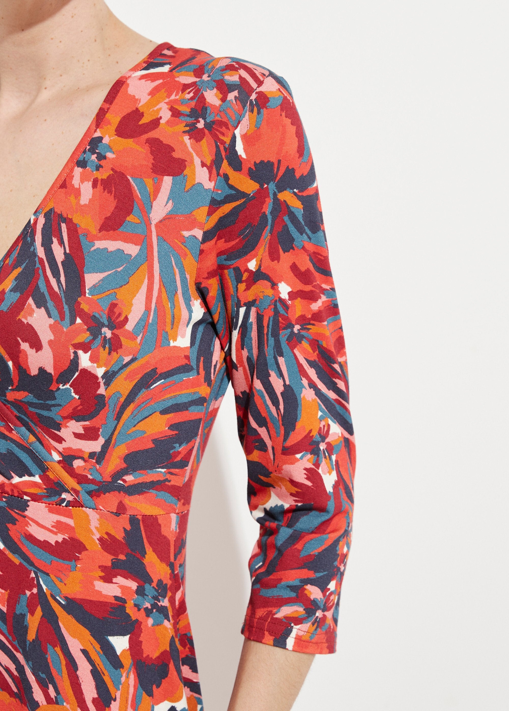 Vestido_corto_cruzado_con_mangas_3/4_y_estampado_floral_Estampado_de_tomates_DE2_slim