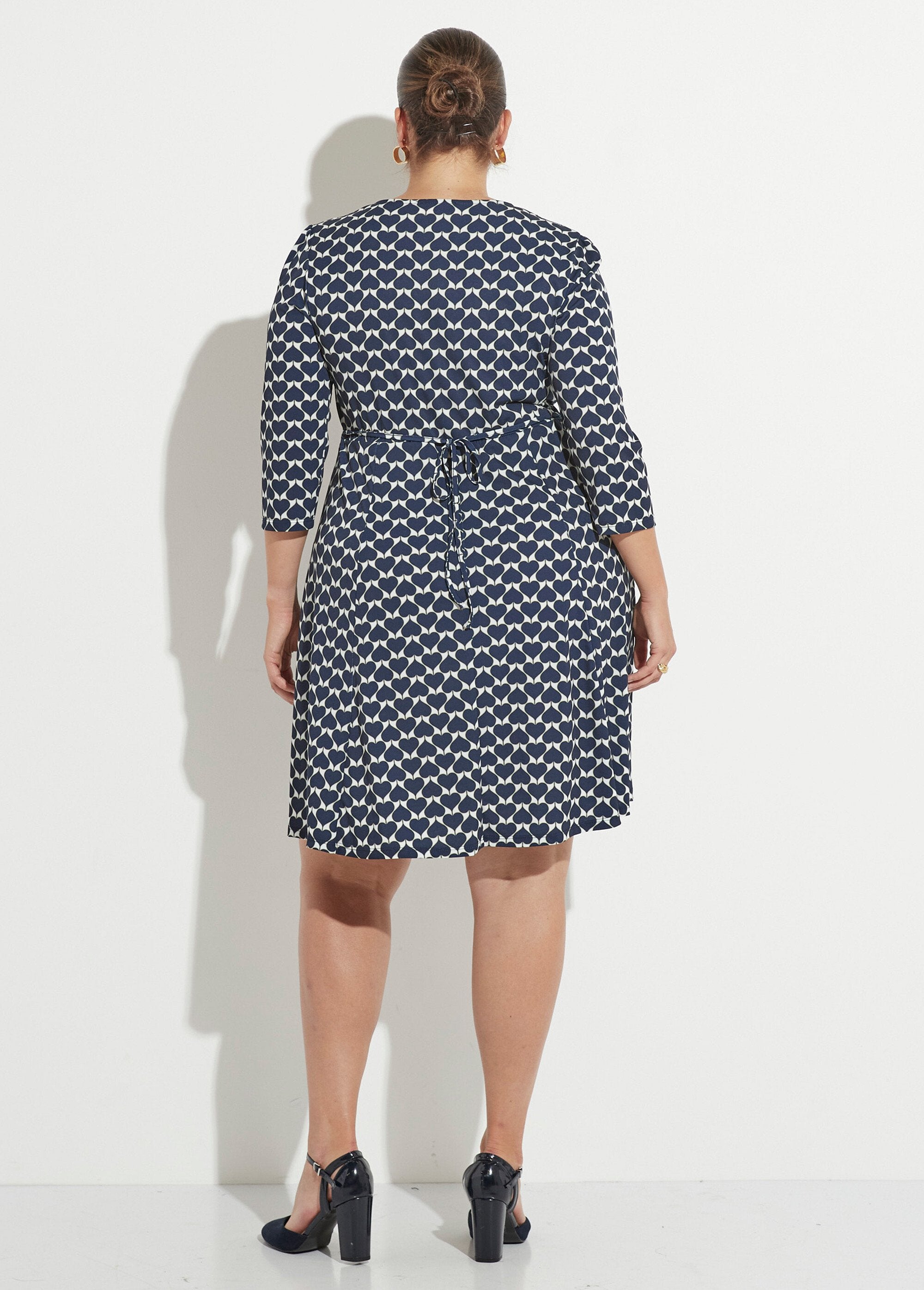 Vestido_fluido_con_cuello_en_V,_botones_y_corazones_Marina_DO1_curvy