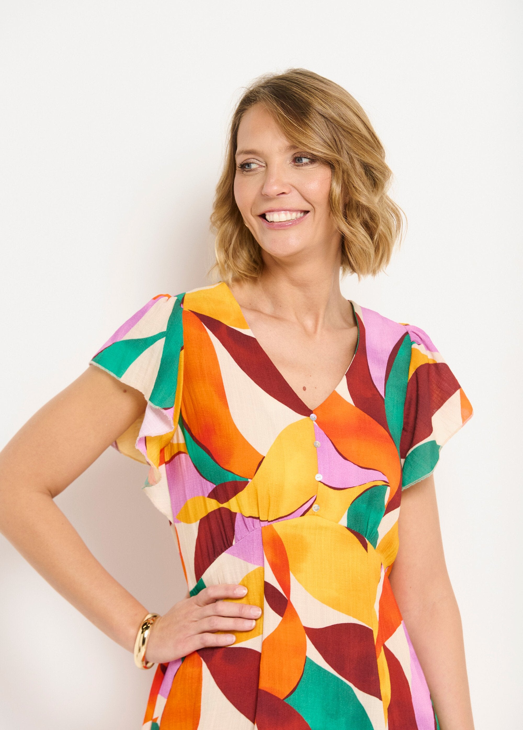 Vestido_corto_efecto_lino_con_estampado_floral_y_cuello_de_pico_naranja_y_verde_DE2_slim