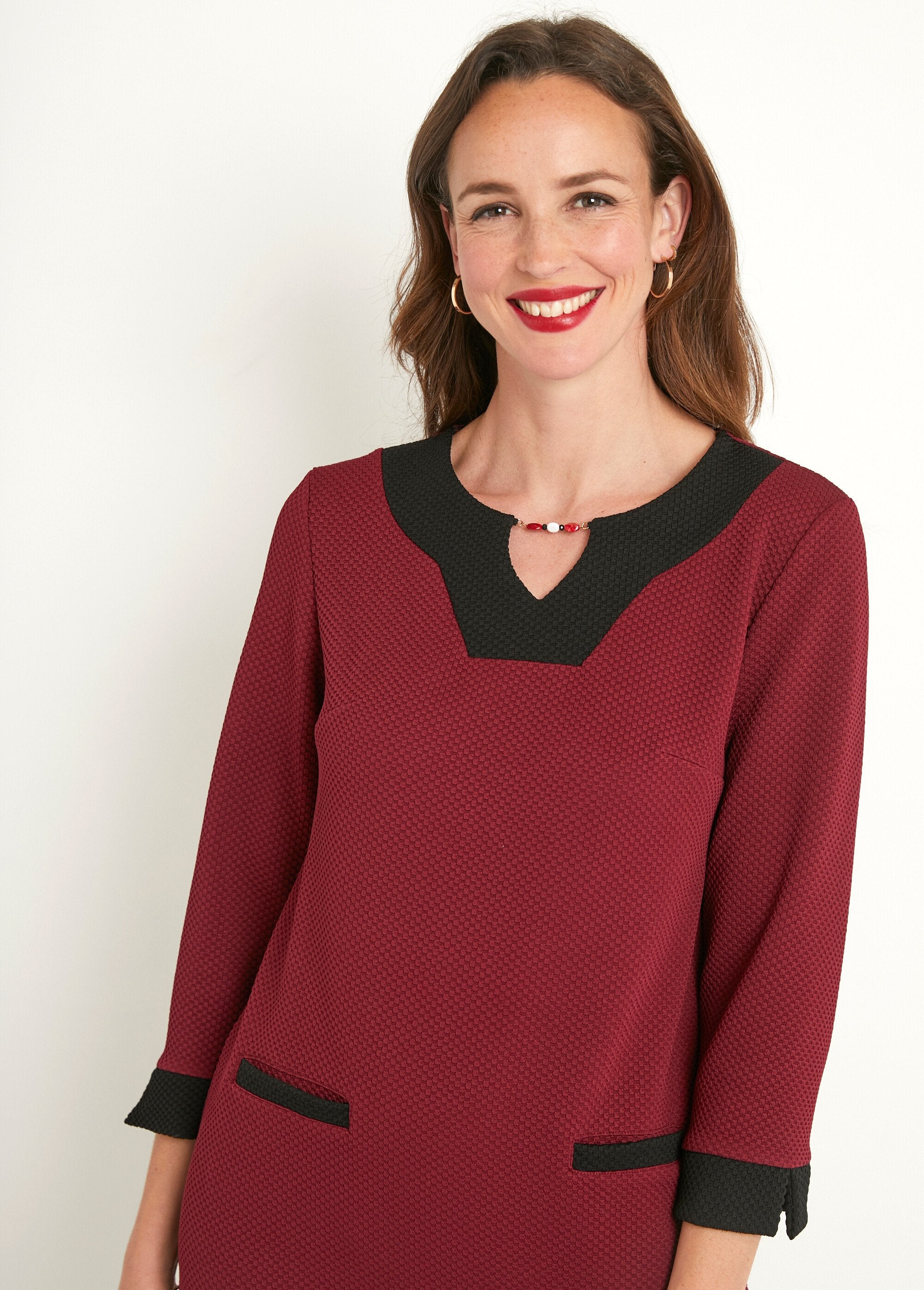 Vestido_corto_recto_bicolor,_mangas_3/4_burdeos_y_negro_DE1_slim