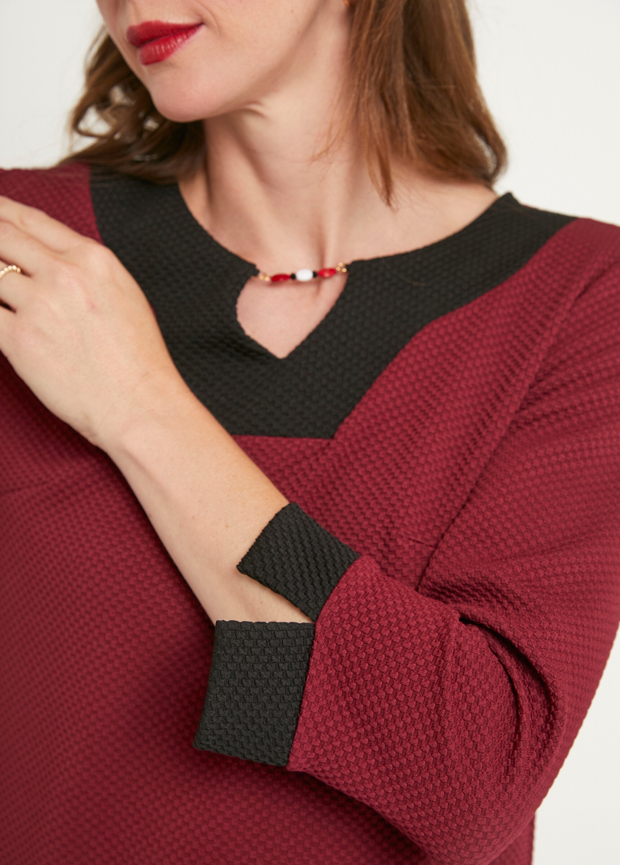 Vestido_corto_recto_bicolor,_mangas_3/4_burdeos_y_negro_DE3_slim