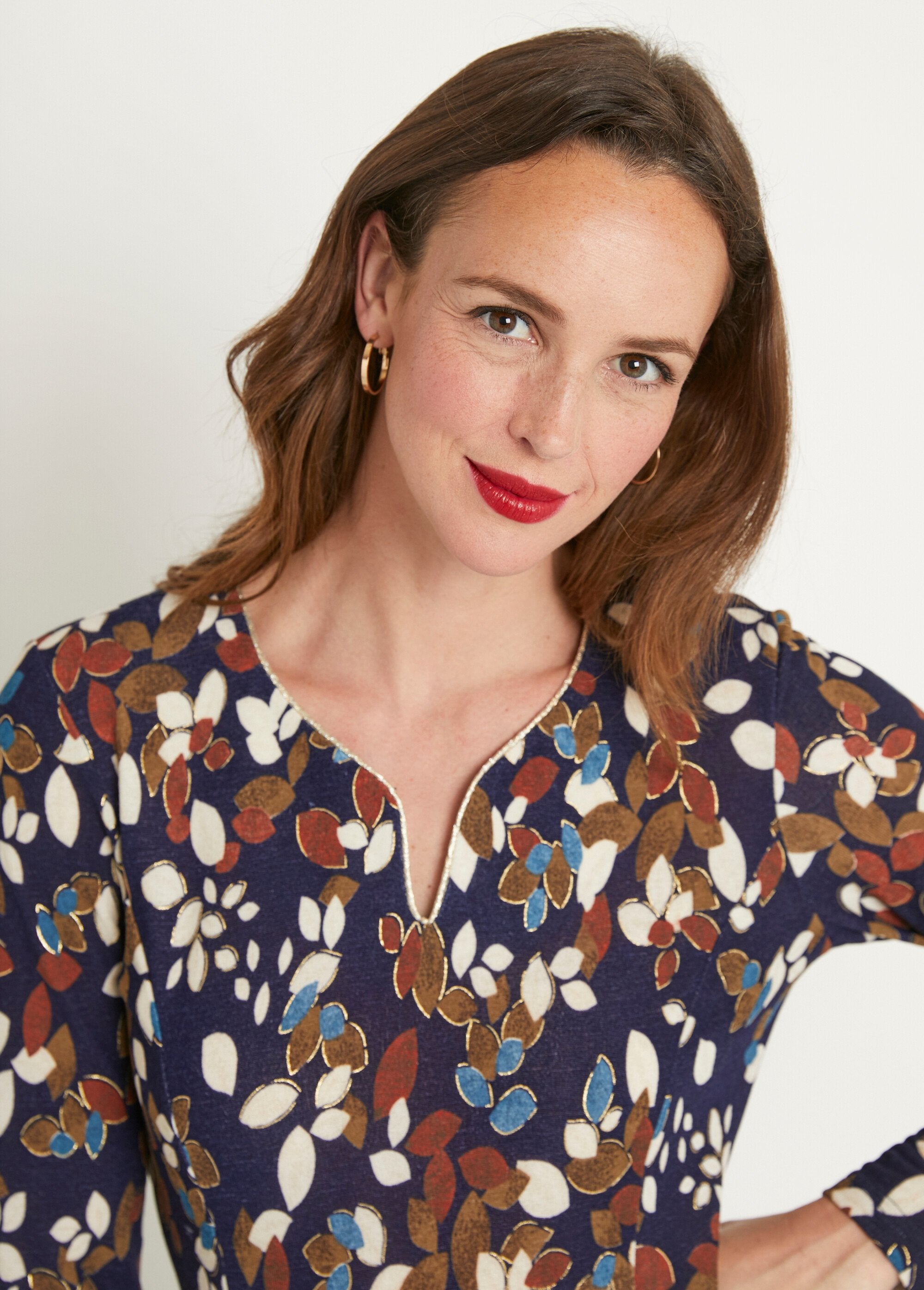 Vestido_corto_acampanado_en_cálidas_sábanas_de_punto_Azul_y_crudo_DE1_slim