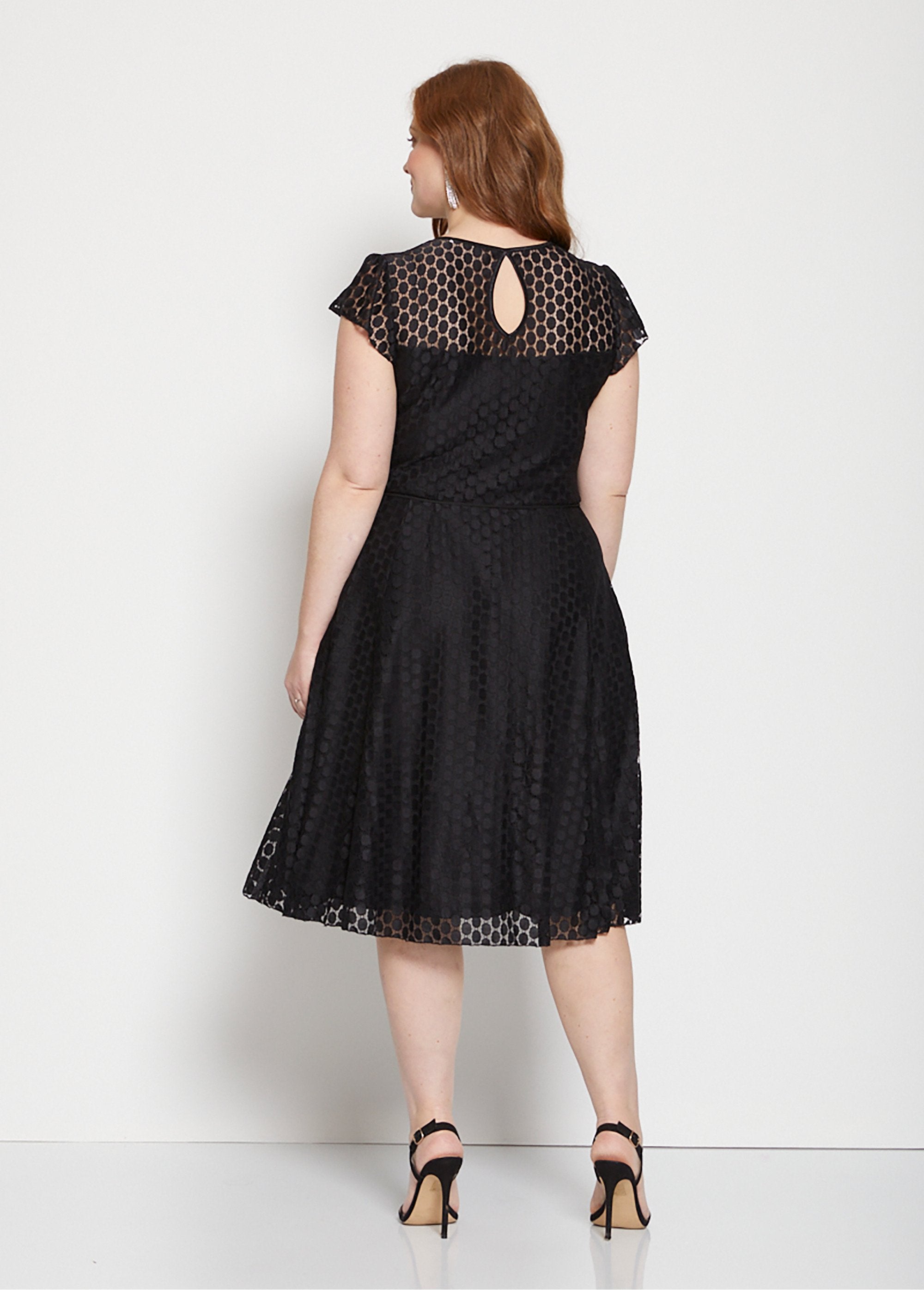 Vestido_corto_de_punto_de_encaje_con_efecto_de_lunares_Negro_DO1_curvy