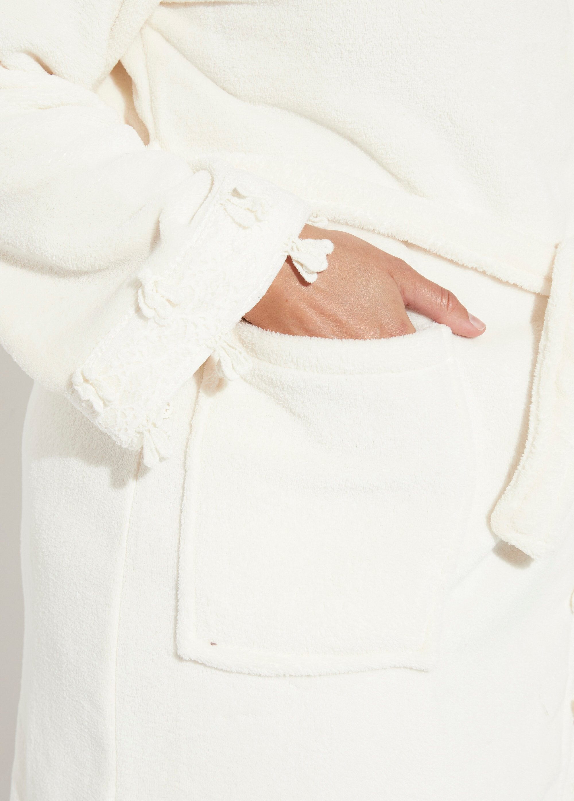 Bata_de_polar_con_ribete_de_encaje_Crudo_DE2_curvy