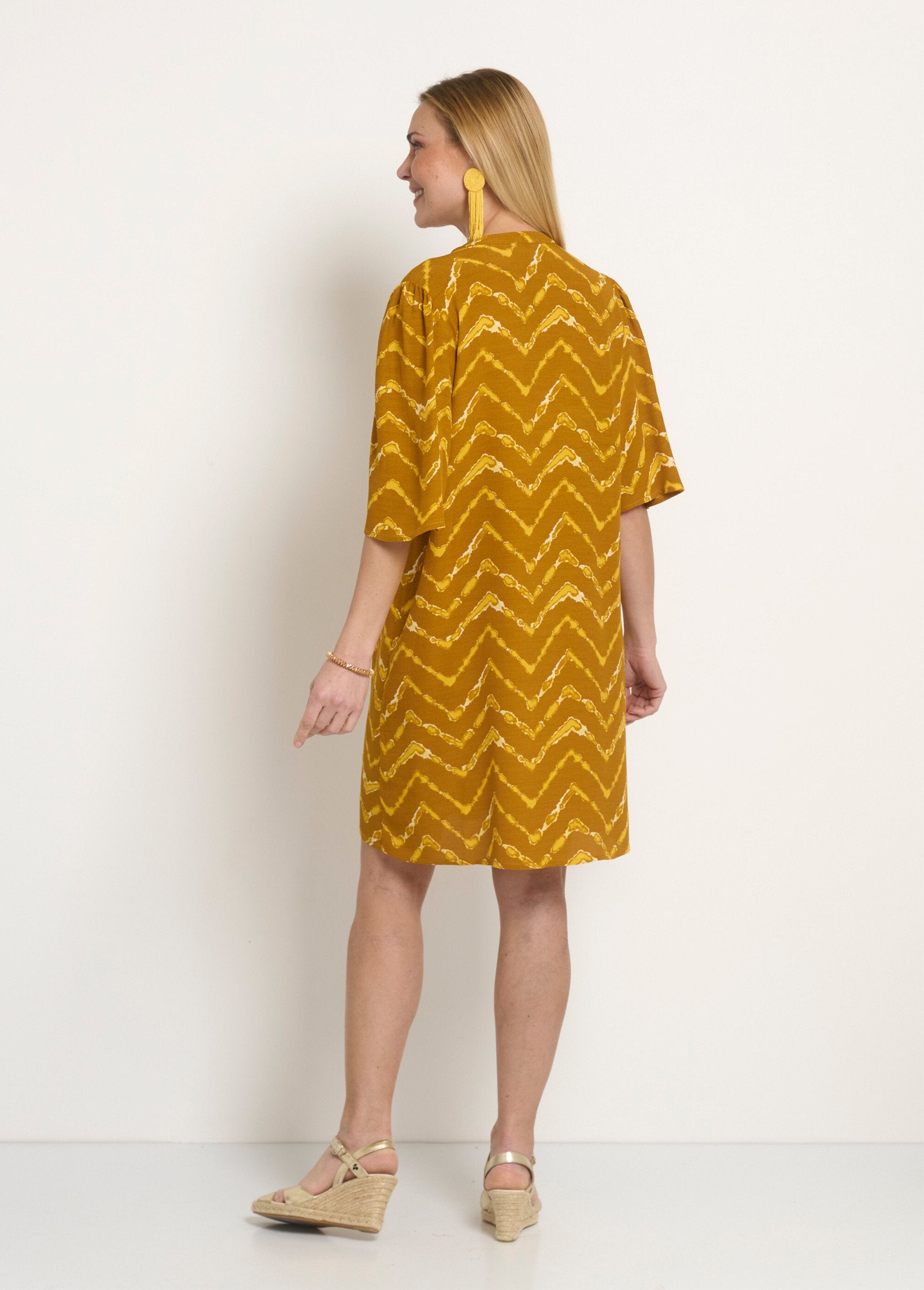 Vestido_étnico_corto_con_mangas_acampanadas._Azafrán_DO1_slim