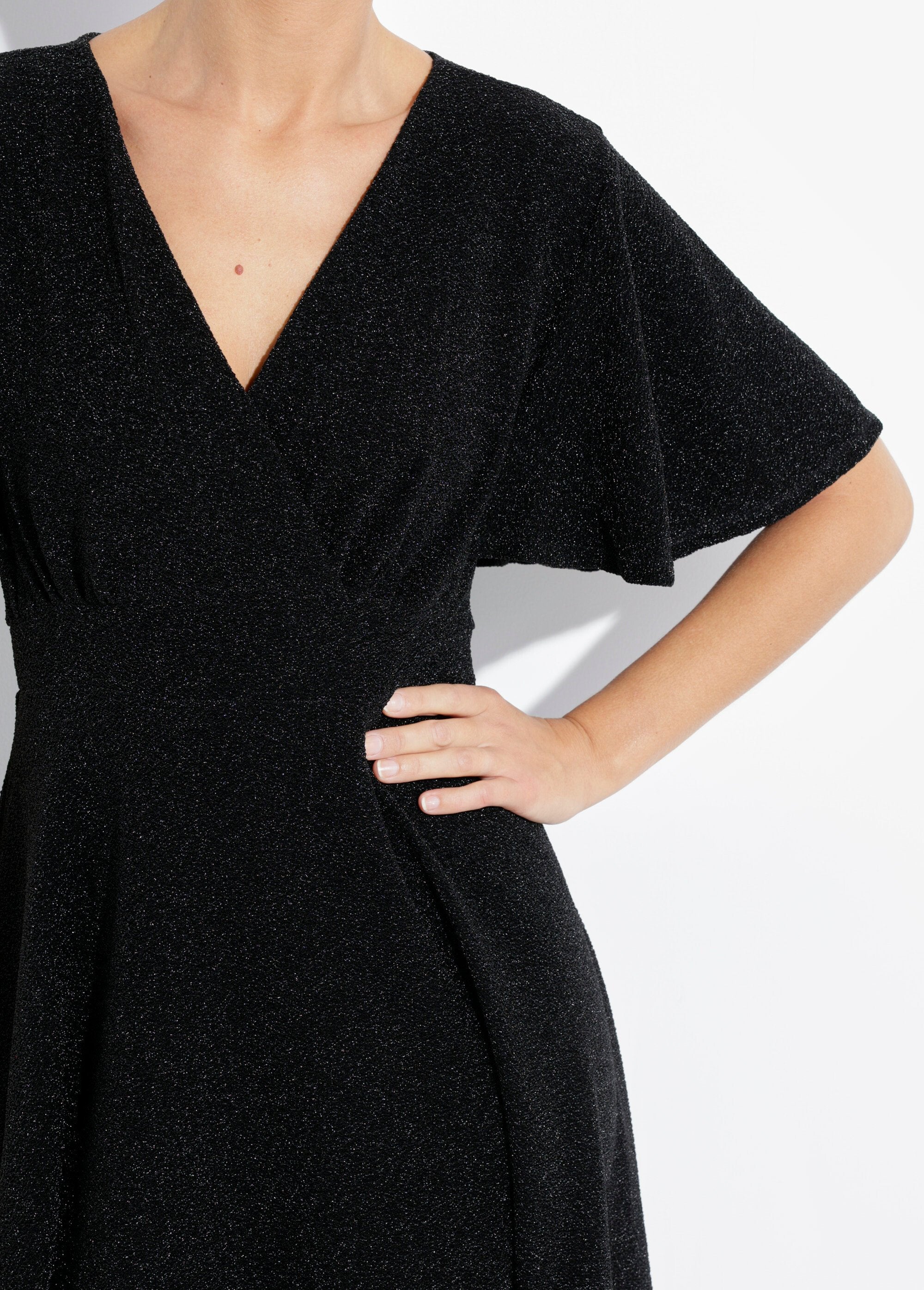 Vestido_acampanado_de_punto_metalizado_con_escote_en_V_Negro_DE1_slim