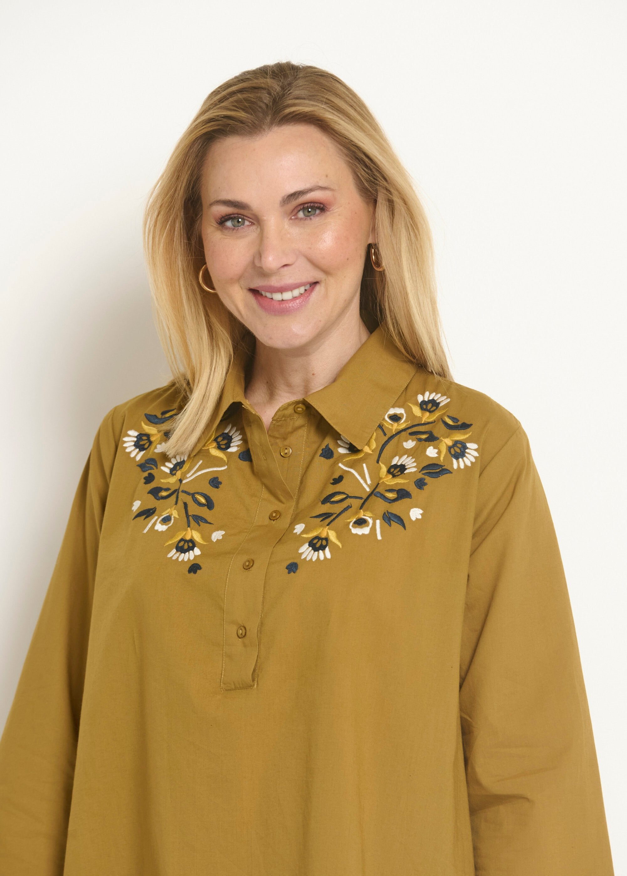 Vestido_cubrebocas_con_mangas_3/4_y_bordados_de_colores._Avellana_DE1_slim