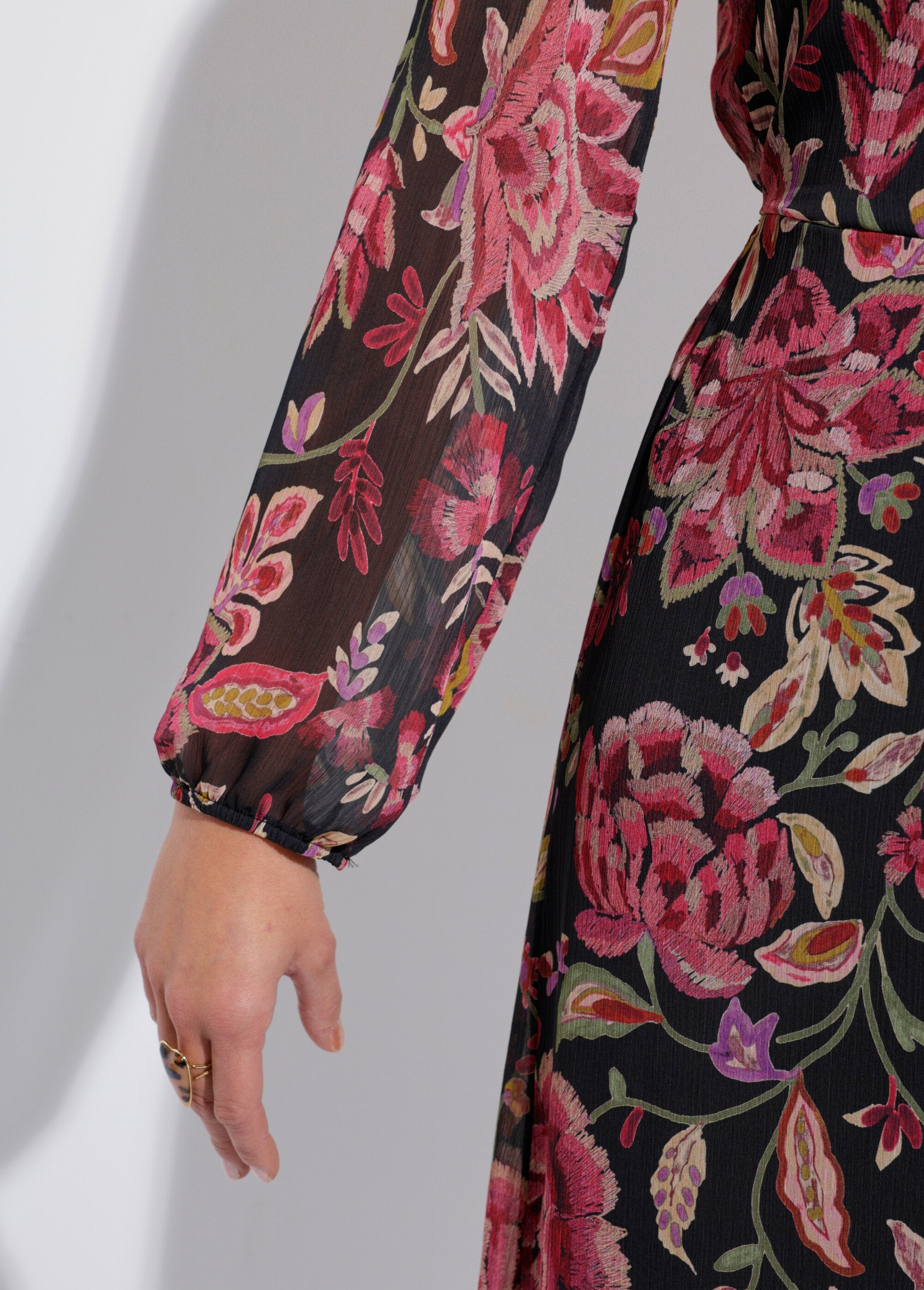 Robe_longue_cache-coeur_volantée_voile_fleuri_Noir_et_prune_DE2_slim