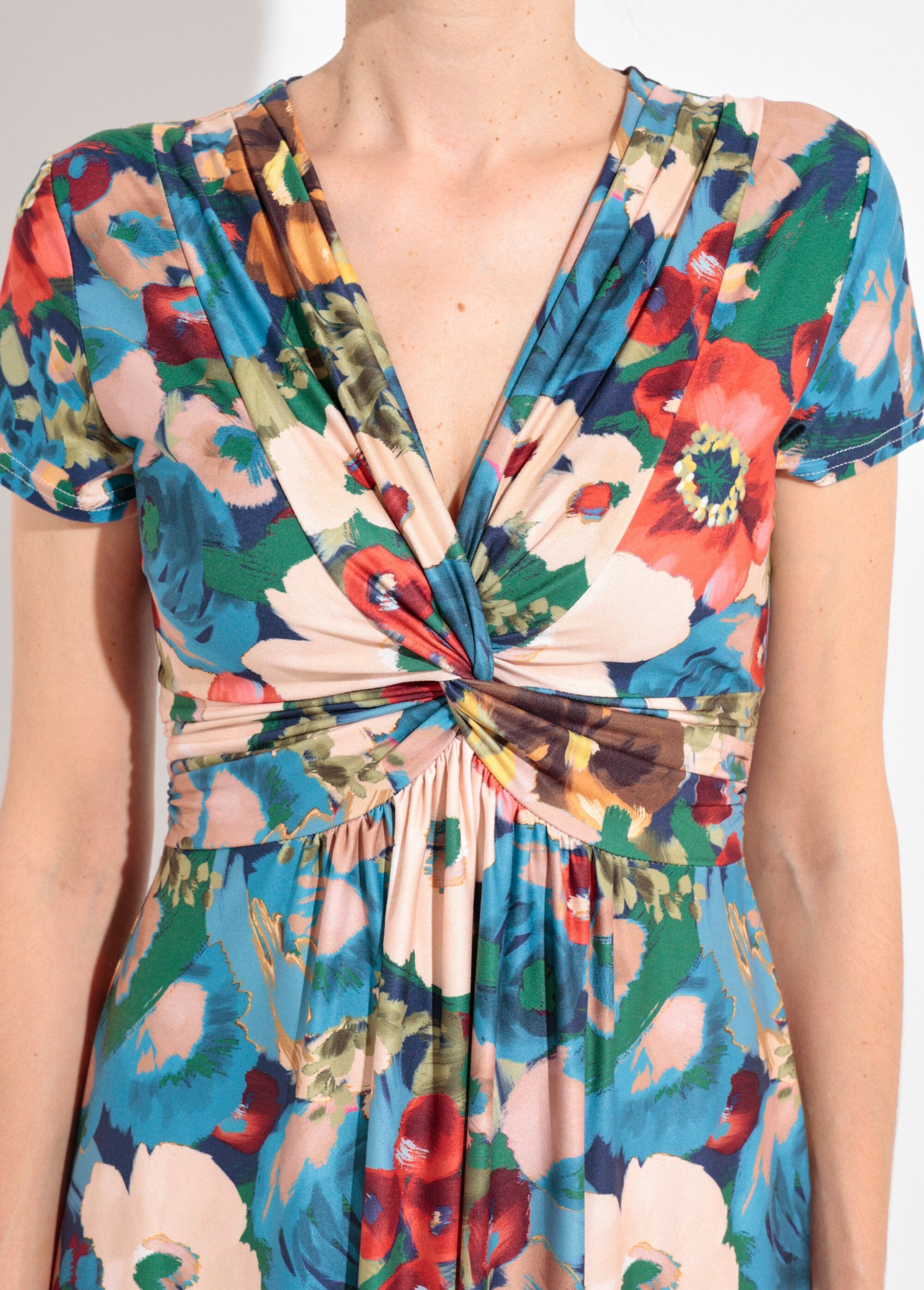 Vestido_de_manga_corta_con_estampado_de_amapolas_Azul_y_rojo_DE1_slim