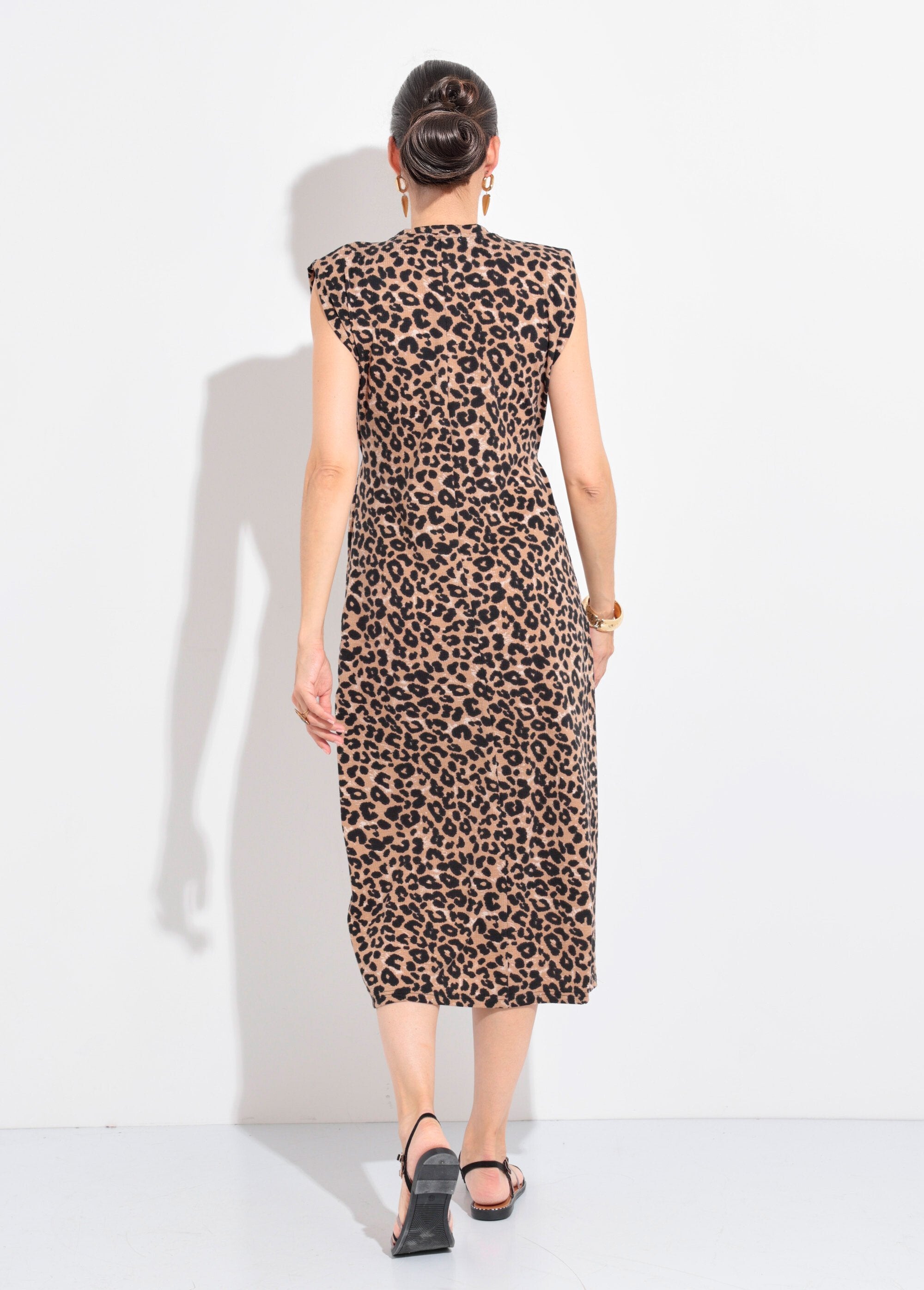 Vestido_largo_estilo_camiseta_con_cuello_redondo_y_estampado_de_leopardo_Leopardo_DO1_slim