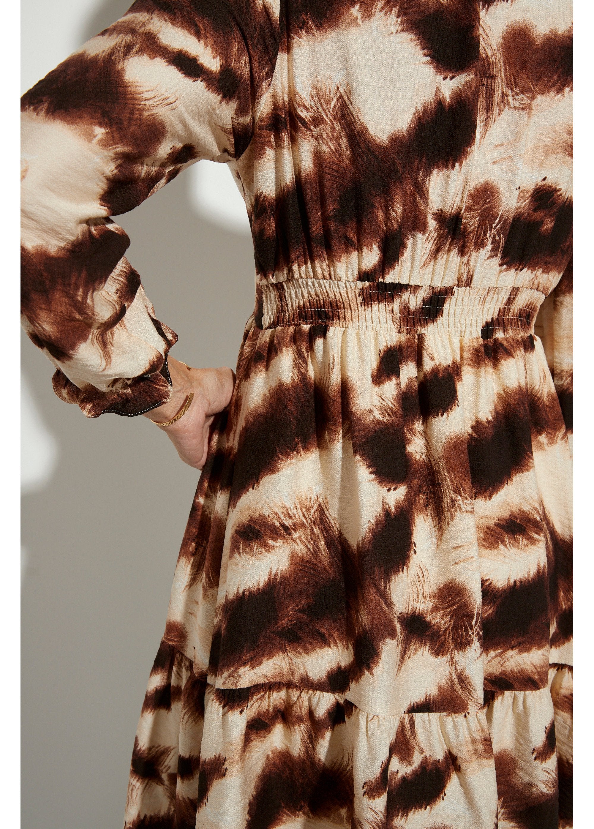 Vestido_con_volantes,_escote_en_pico_y_mangas_ajustadas_Marrón_y_beige_DE2_slim