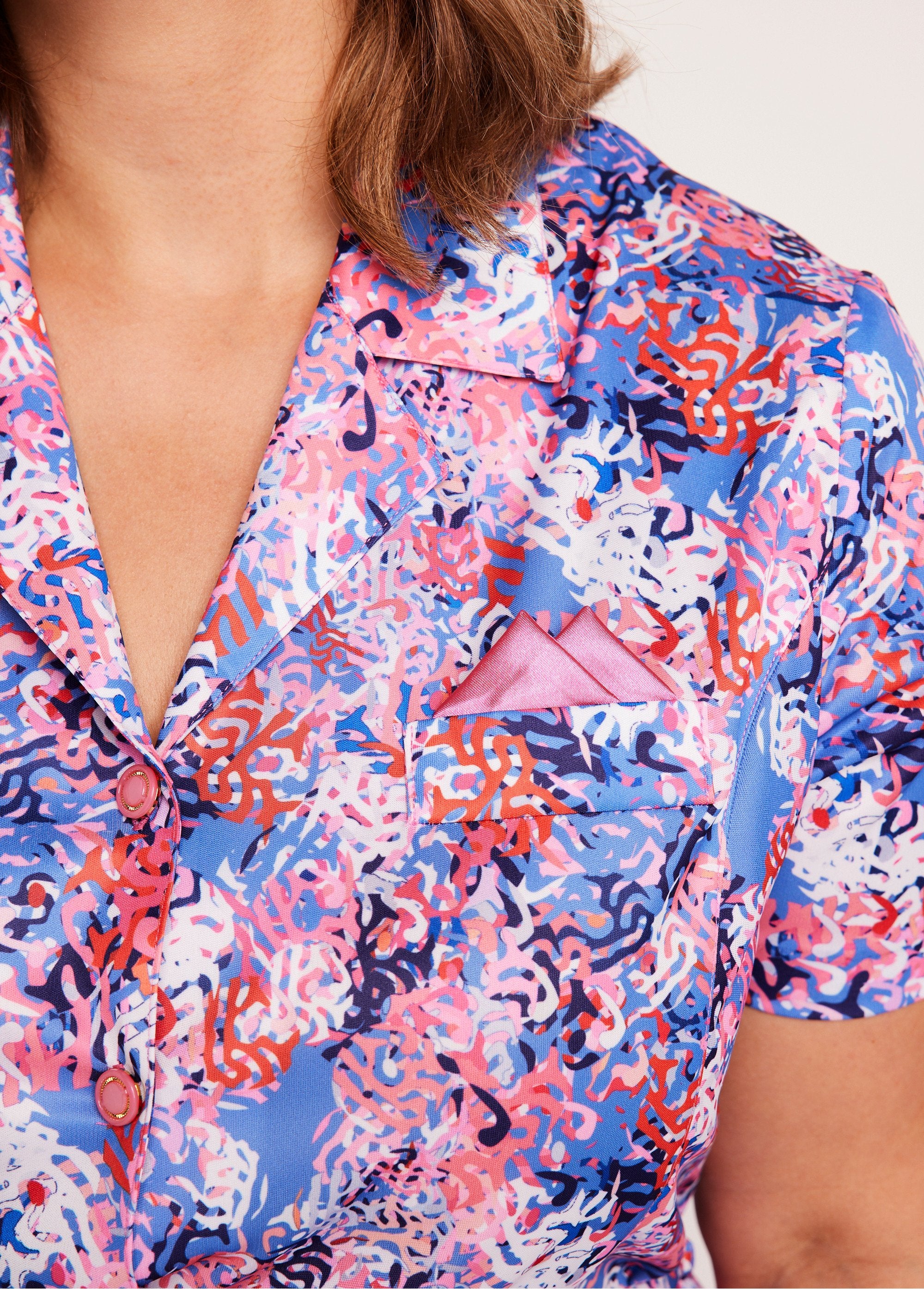 Vestido_recto_midi_estampado_con_cinturón_azul_y_rosa_DE2_curvy