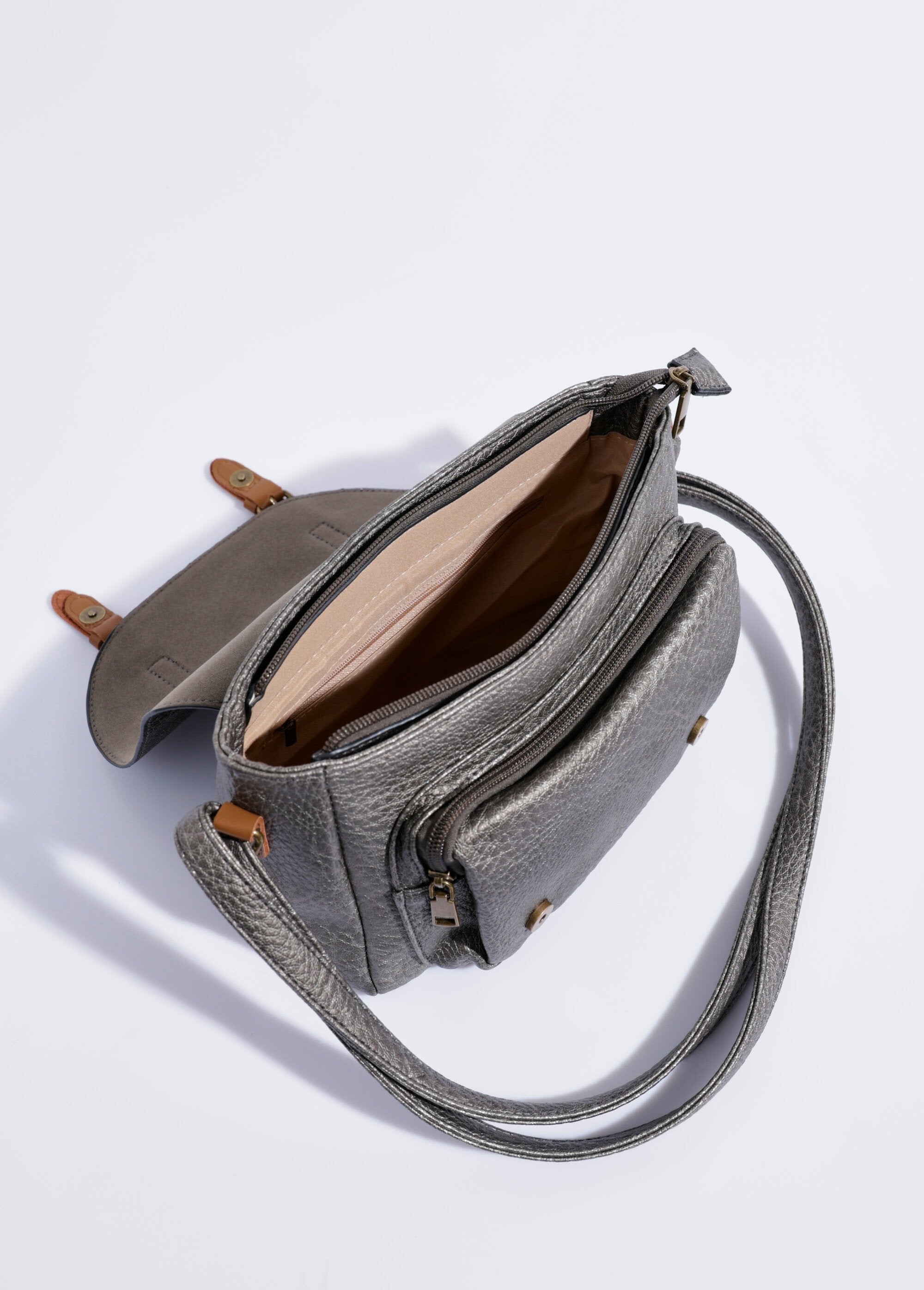 Bolso_tipo_cartera_de_piel_sintética_con_bandolera_Bronce_DE2_slim