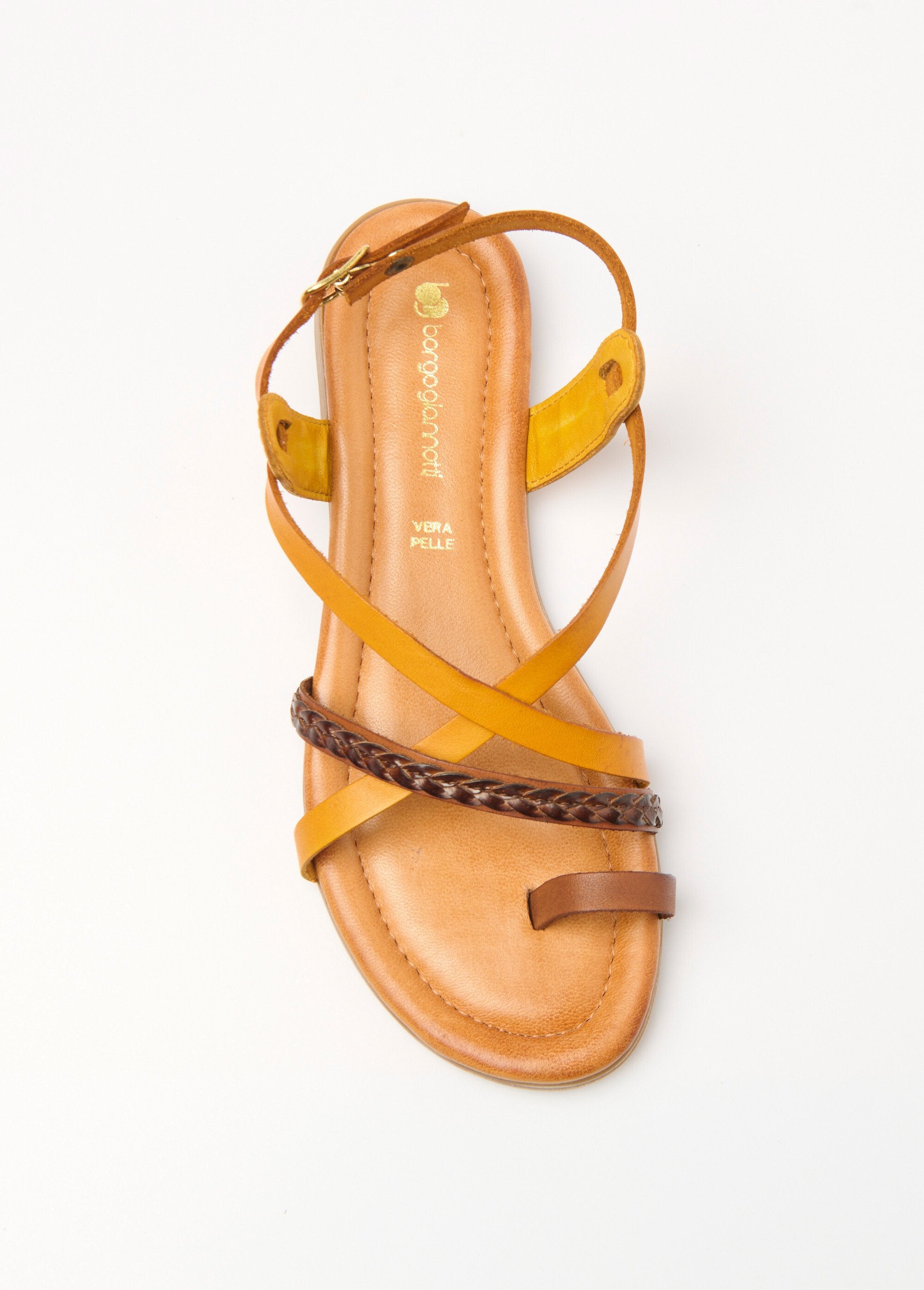 Sandalias_planas_de_piel_con_múltiples_tiras_Amarillo_y_ladrillo_OV1_slim
