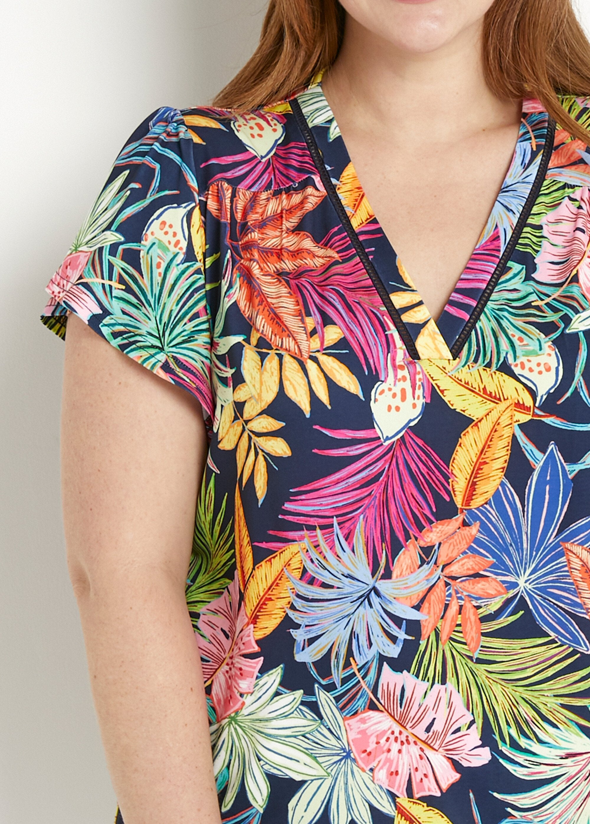 Camiseta_holgada_de_manga_corta_con_estampado_de_hojas_y_cuello_en_V_Azul_marino_y_rosa_DE1_curvy