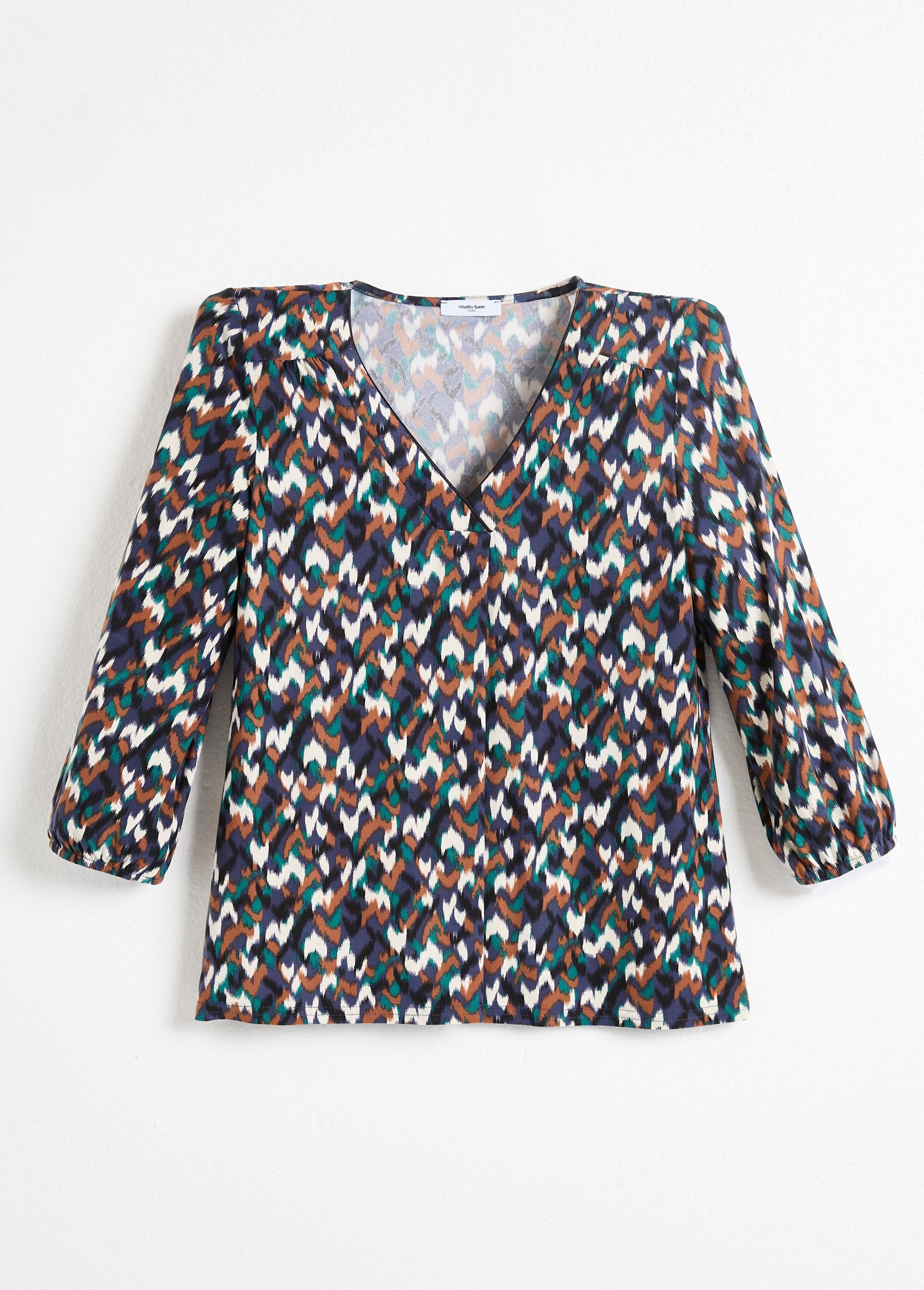 Camiseta_holgada_de_cuello_en_V_con_mangas_3/4_y_estampado_gráfico_azul_marino_y_verde_AP1_slim