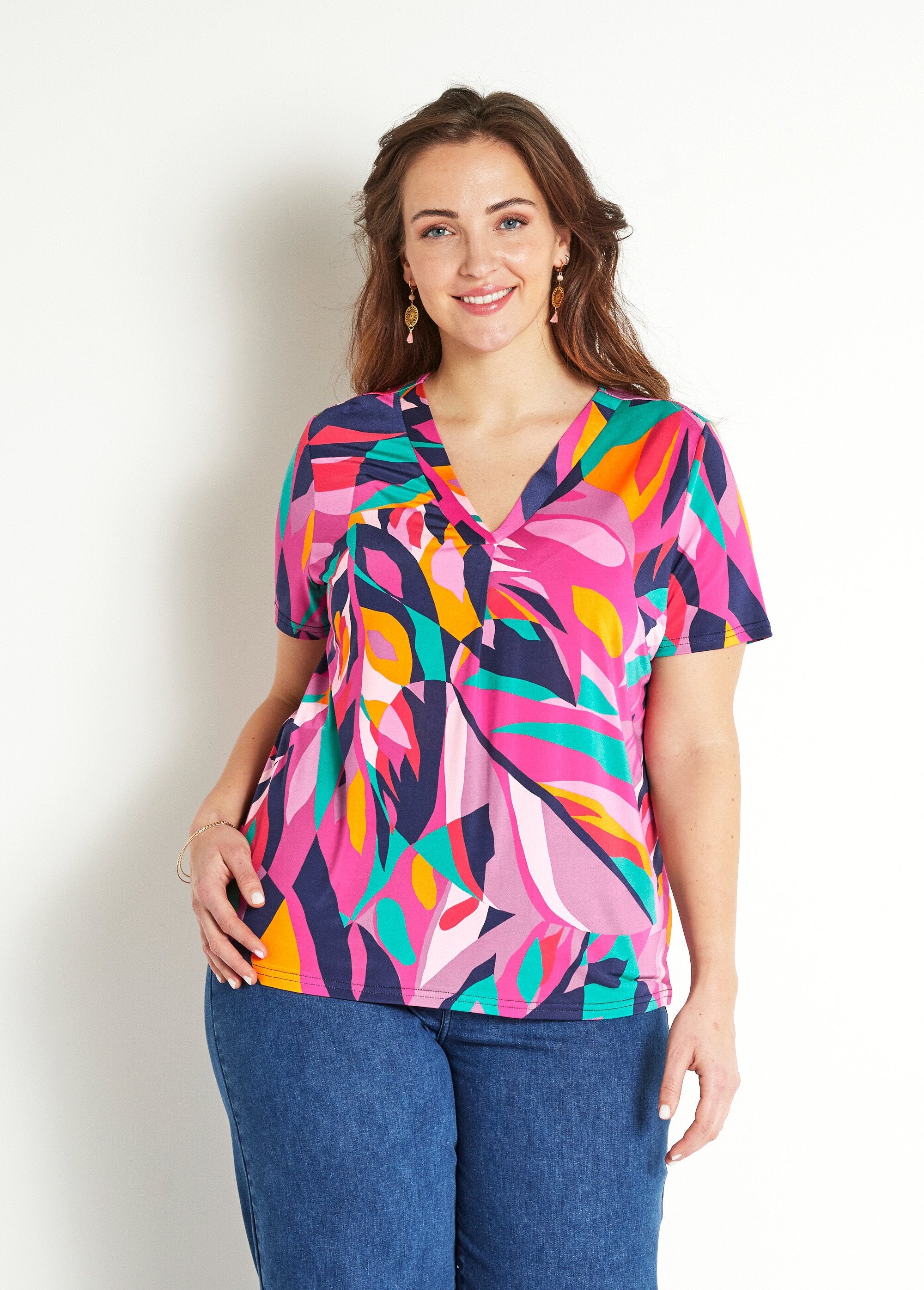 Camiseta_holgada_estampada_de_manga_corta_con_cuello_en_V_Multicolor_FA1_curvy