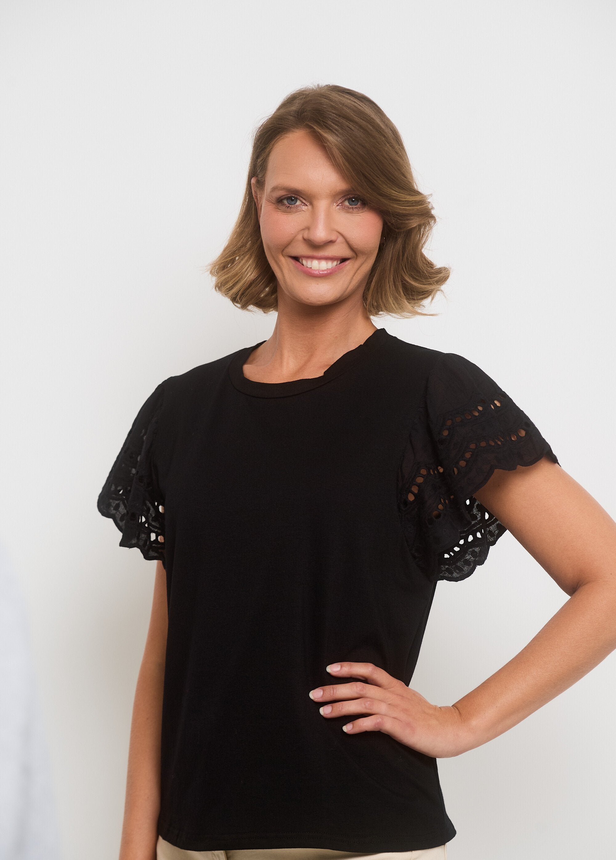 Camiseta_con_mangas_bordadas_Negro_DE1_slim