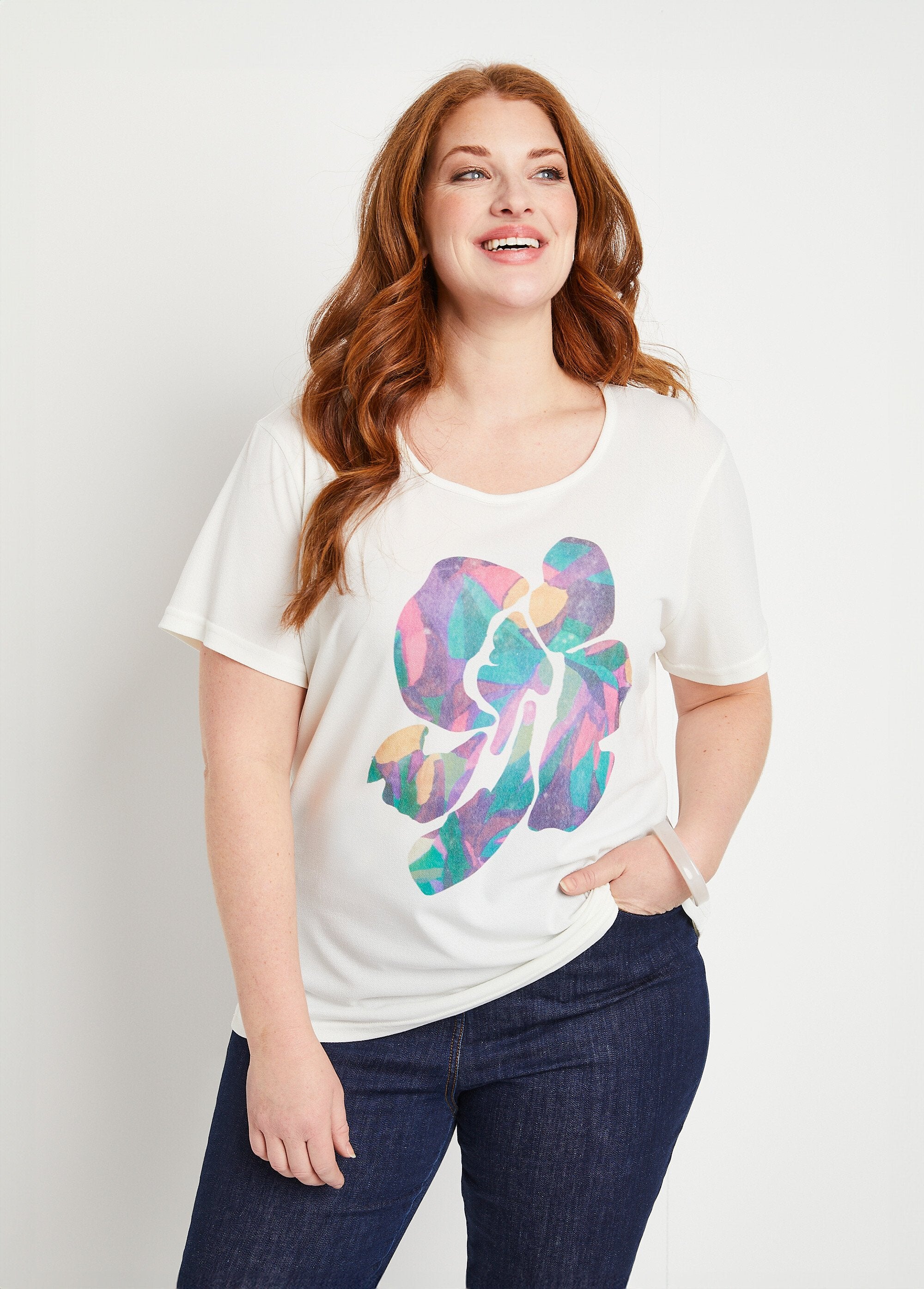 Camiseta_corta_blanca_con_estampado._fondo_crudo_FA1_curvy