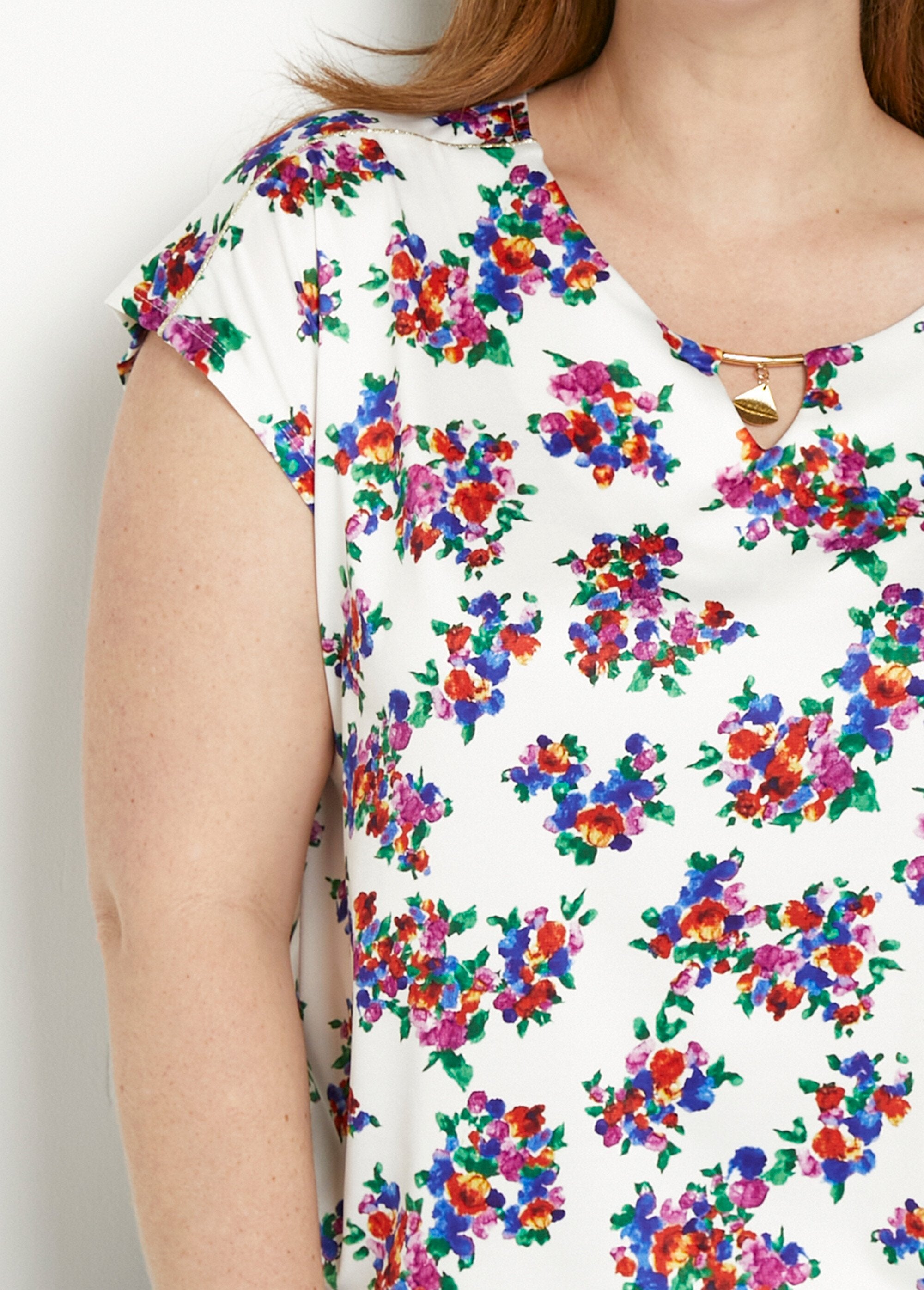 Blusa_con_cuello_joya_floral_Fondo_blanco_DE1_curvy