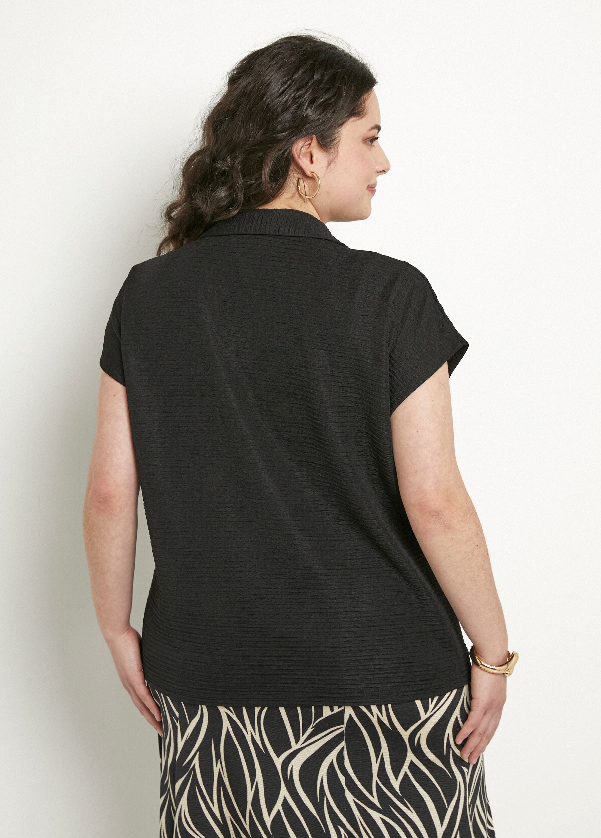 Camiseta_manga_corta_lisa_cuello_camisero_Negro_DO1_curvy