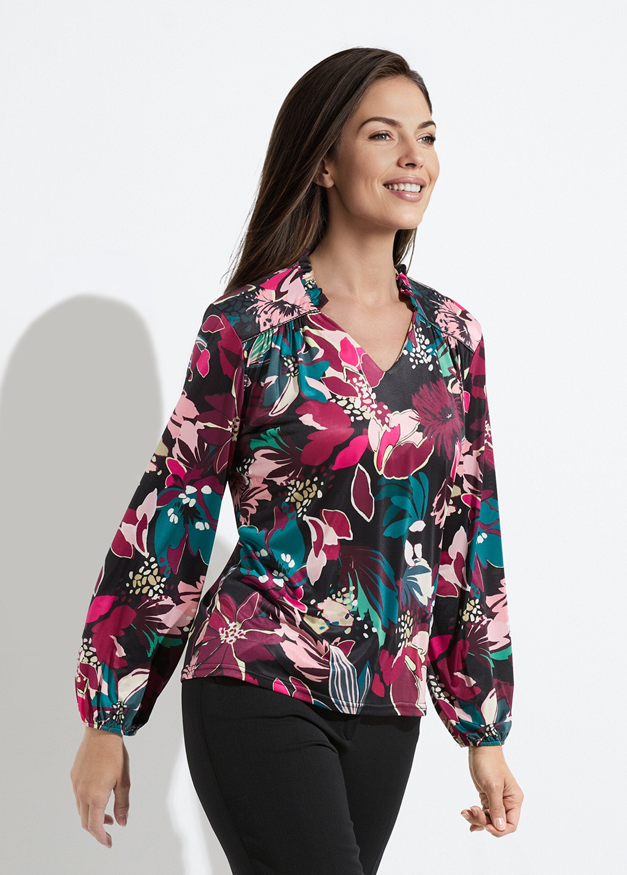 Camiseta_de_cuello_alto_con_estampado_de_flores_Estampado_fucsia_FA1_slim