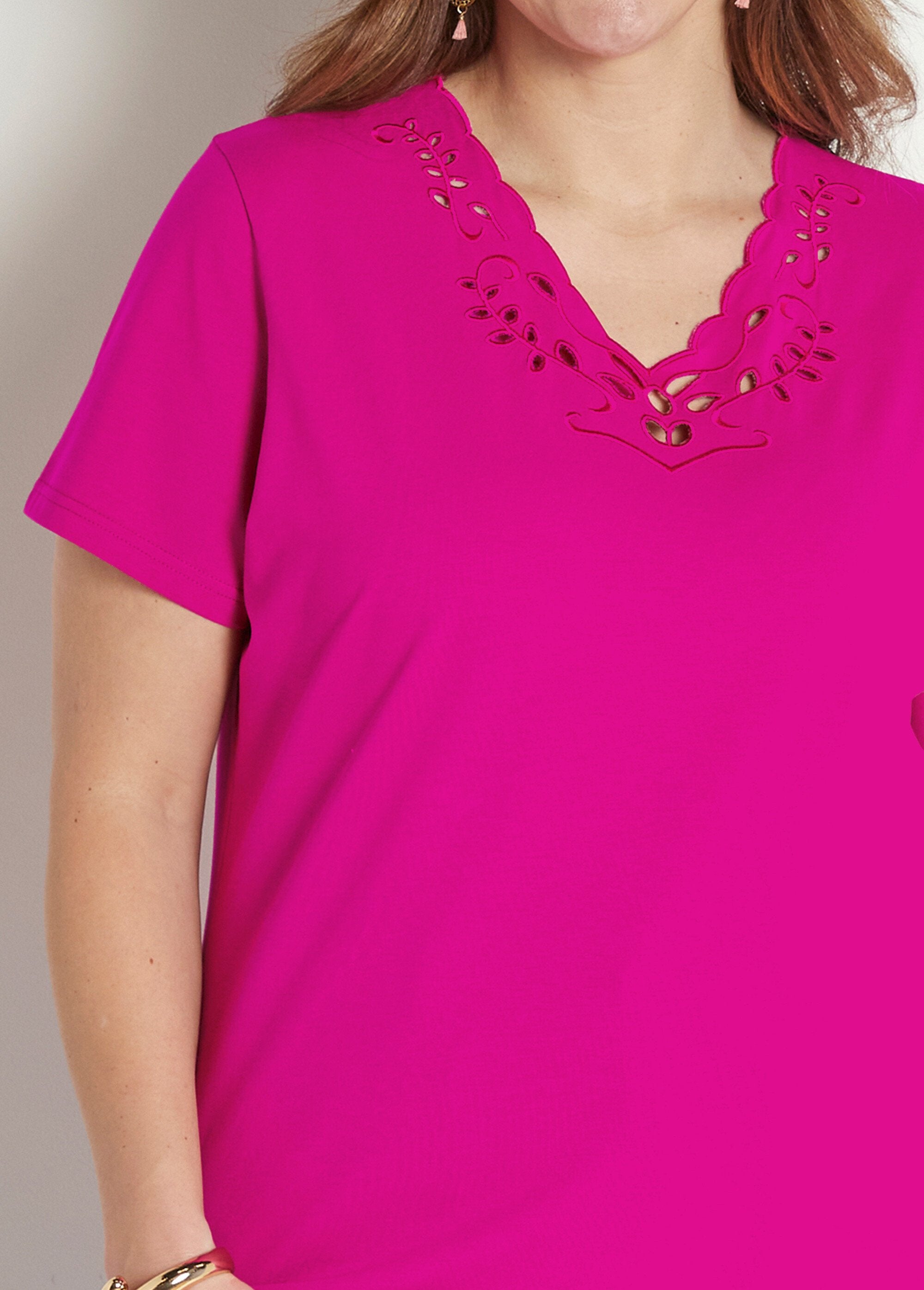 Camiseta_calada_bordada_con_cuello_en_V_Parma_DE1_curvy