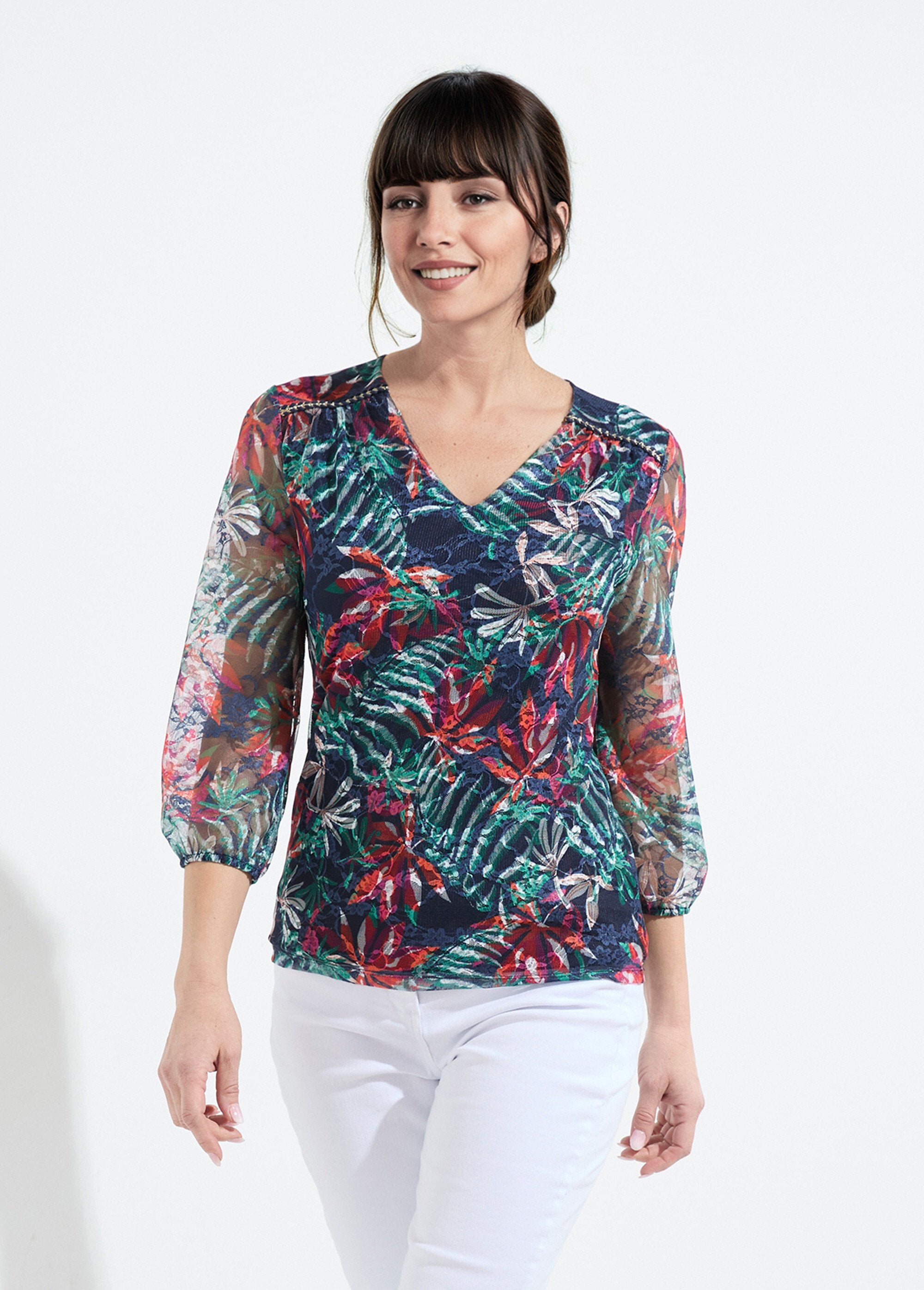 Camiseta_de_cuello_en_V_con_malla_de_encaje_estampada_Azul_marino_y_naranja_FA1_slim