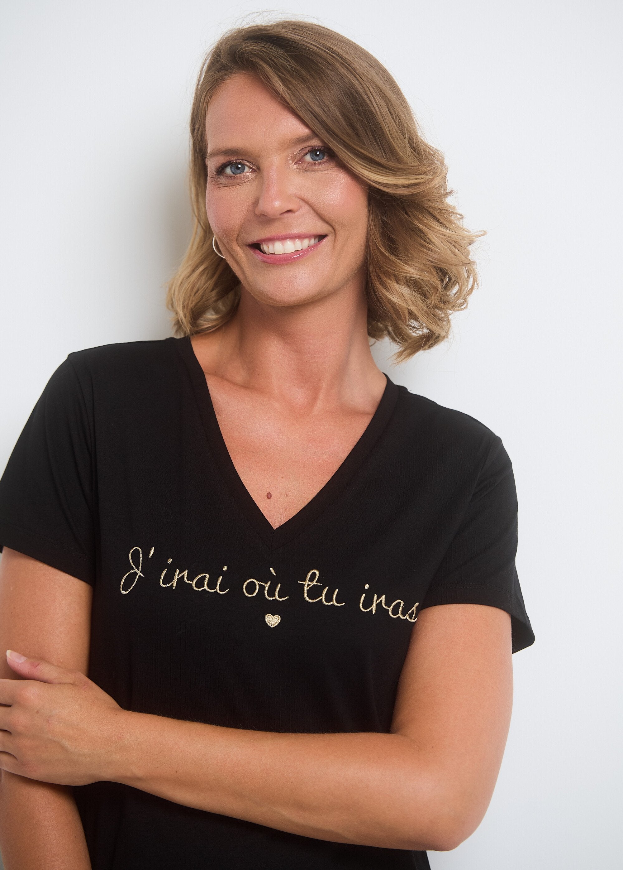 Camiseta_de_manga_corta_y_cuello_en_V_con_mensaje_Negro_DE1_slim