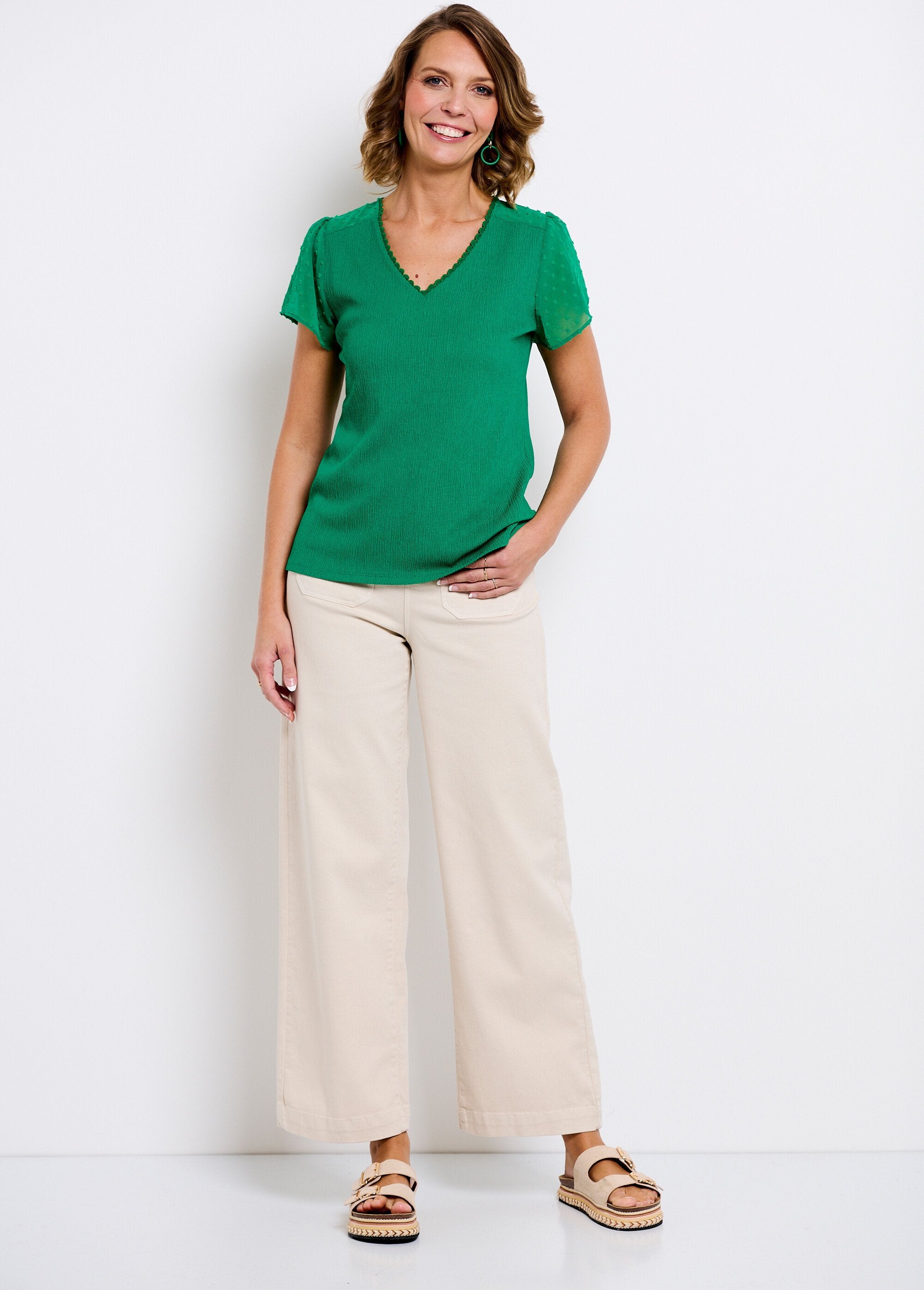 Camiseta_de_raso_de_manga_corta_con_cuello_en_V_Verde_SF1_slim