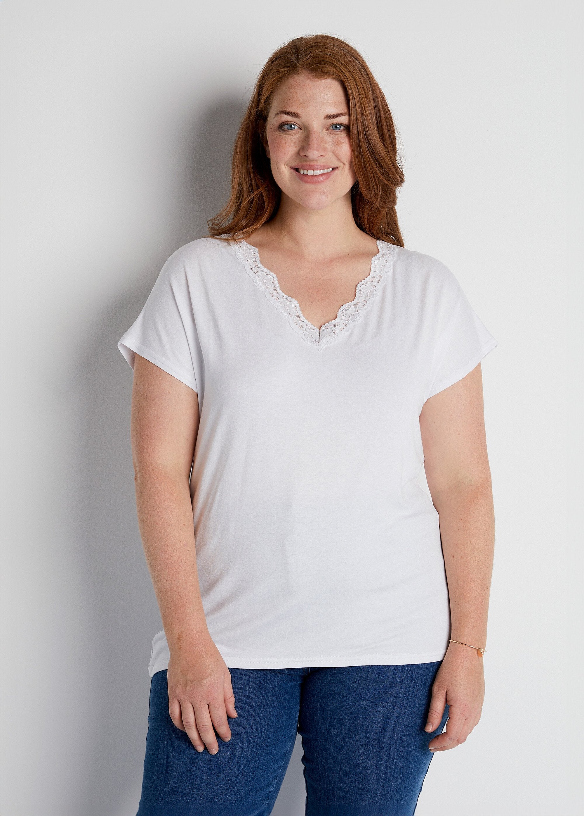 Camiseta_corta_de_encaje_elástico_Blanco,_Blanca_FA1_curvy