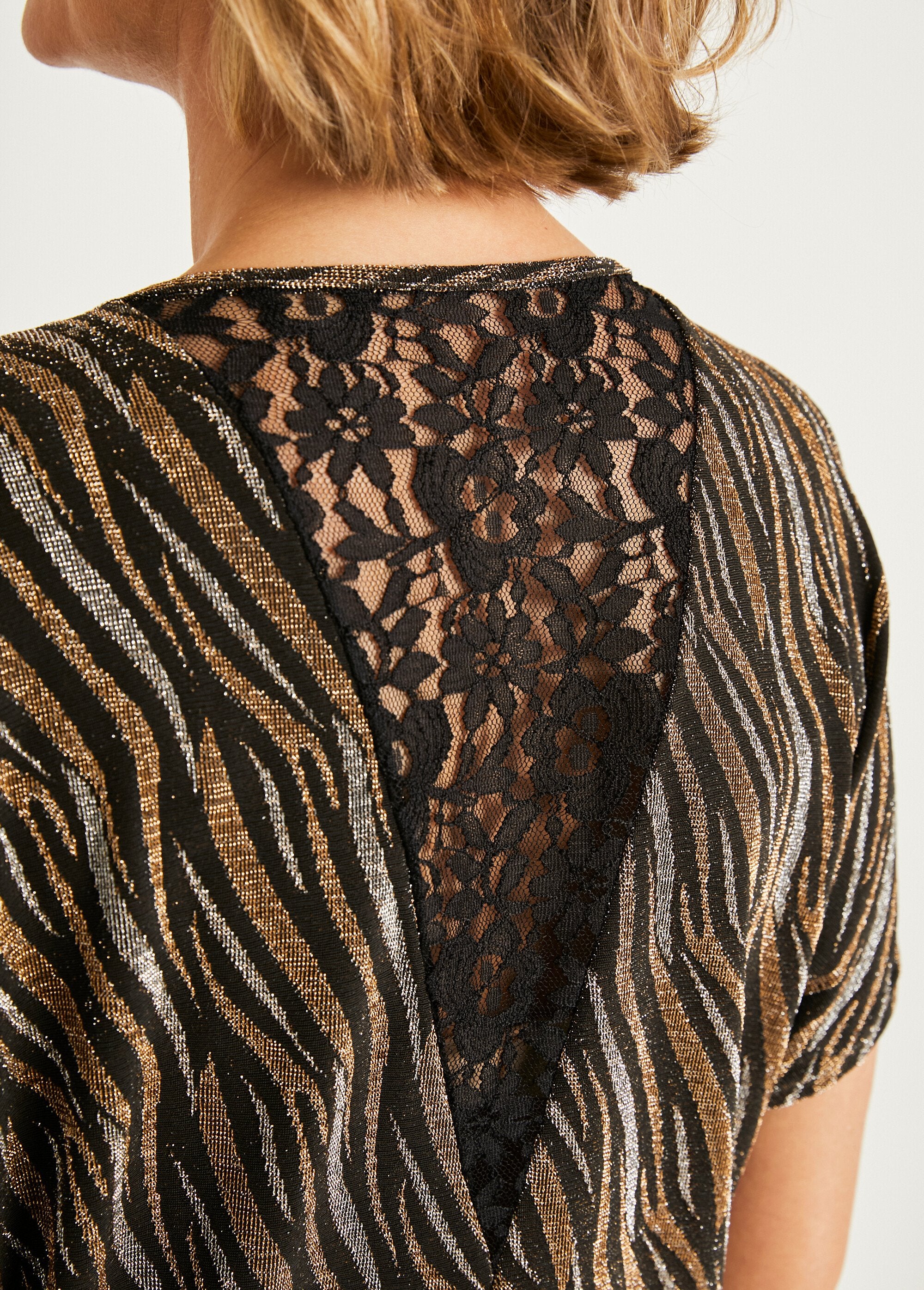 Camiseta_corta_de_punto_de_encaje_jacquard_brillante_Negro_y_cobre_DE3_slim