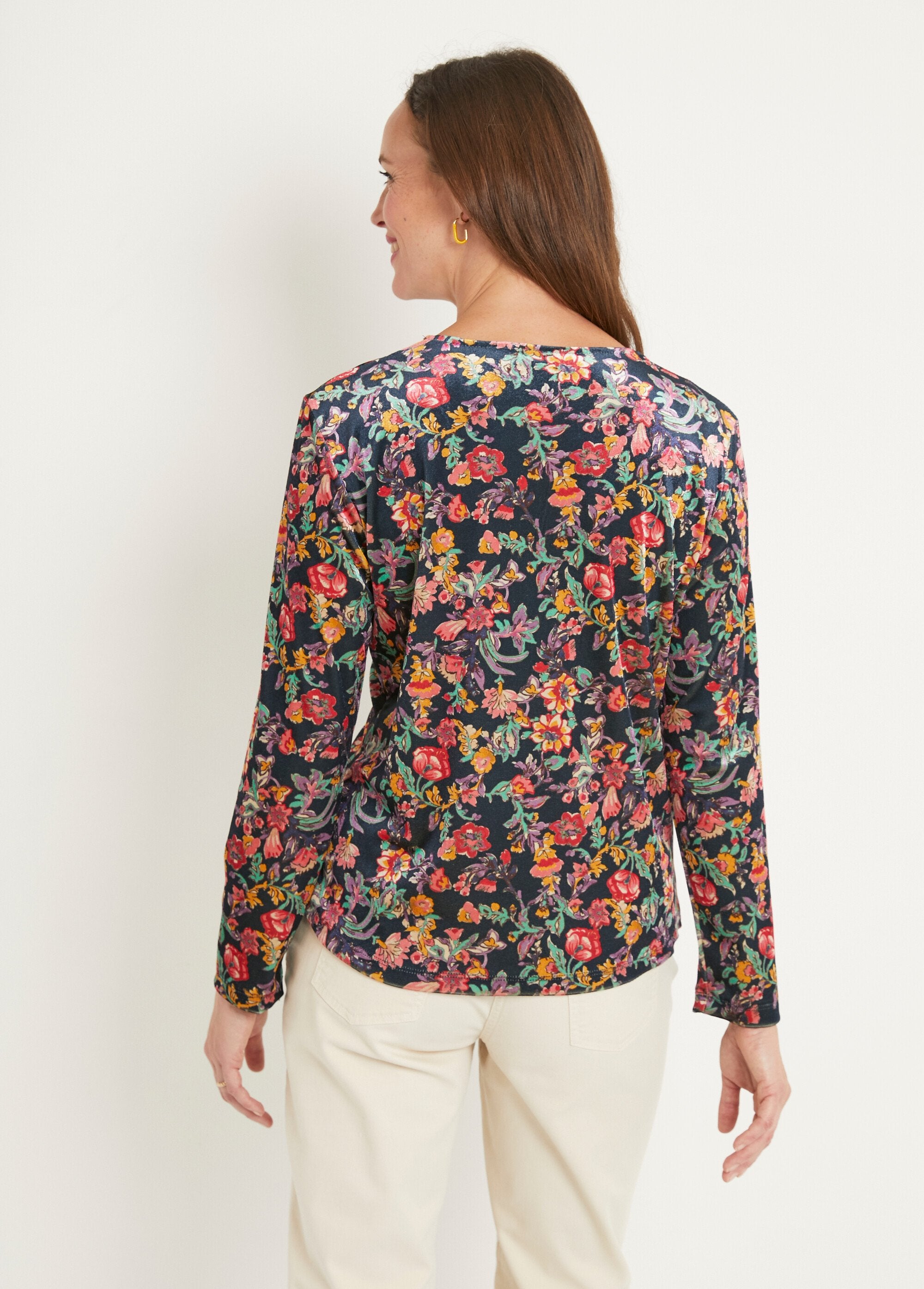 Camiseta_corta_de_terciopelo_floral_con_cuello_en_V_Azul_marino_y_rosa_DO1_slim