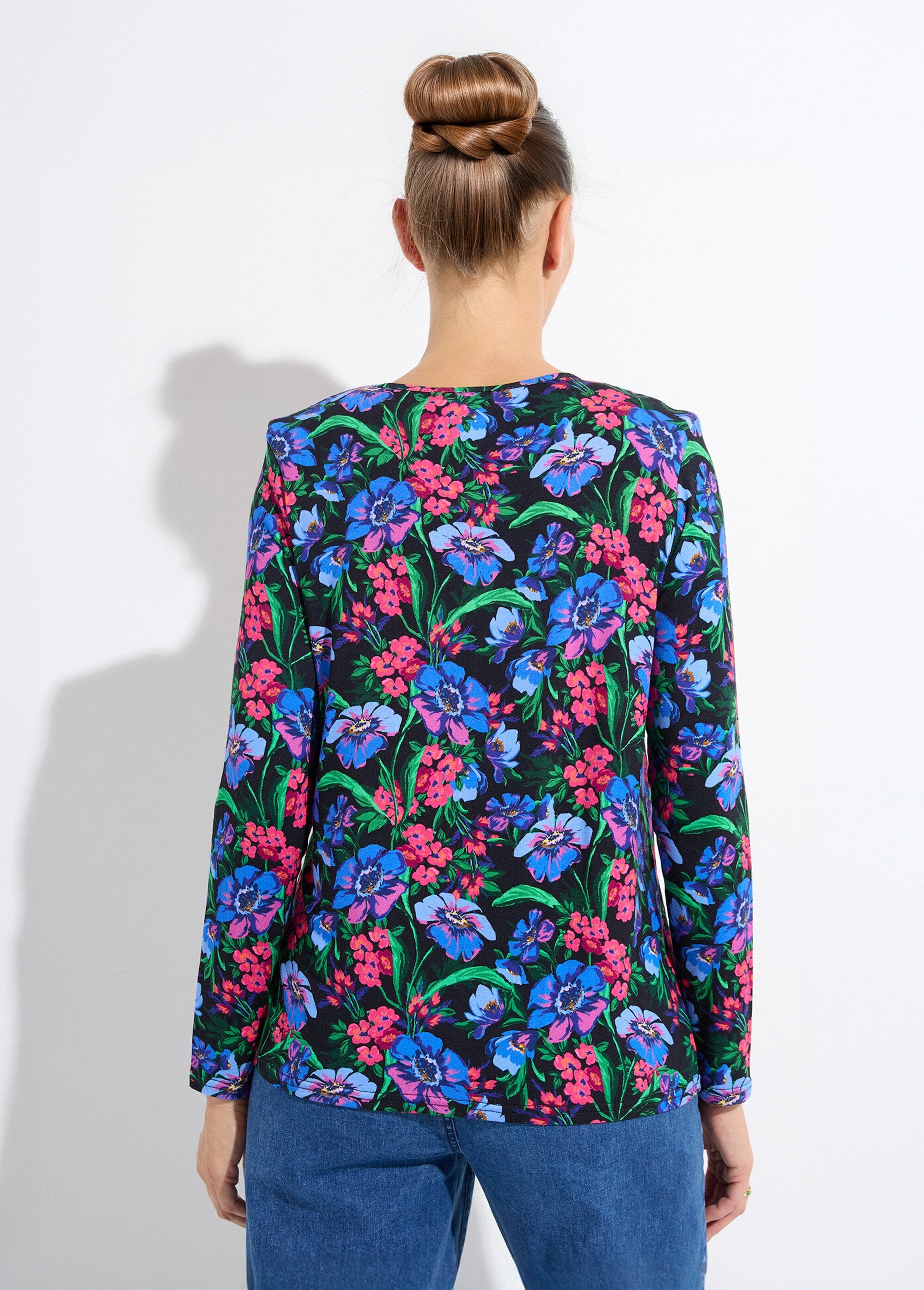 Camiseta_floral_de_manga_larga,_cuello_redondo_y_corte_recto_fucsia_y_azul_DO1_slim