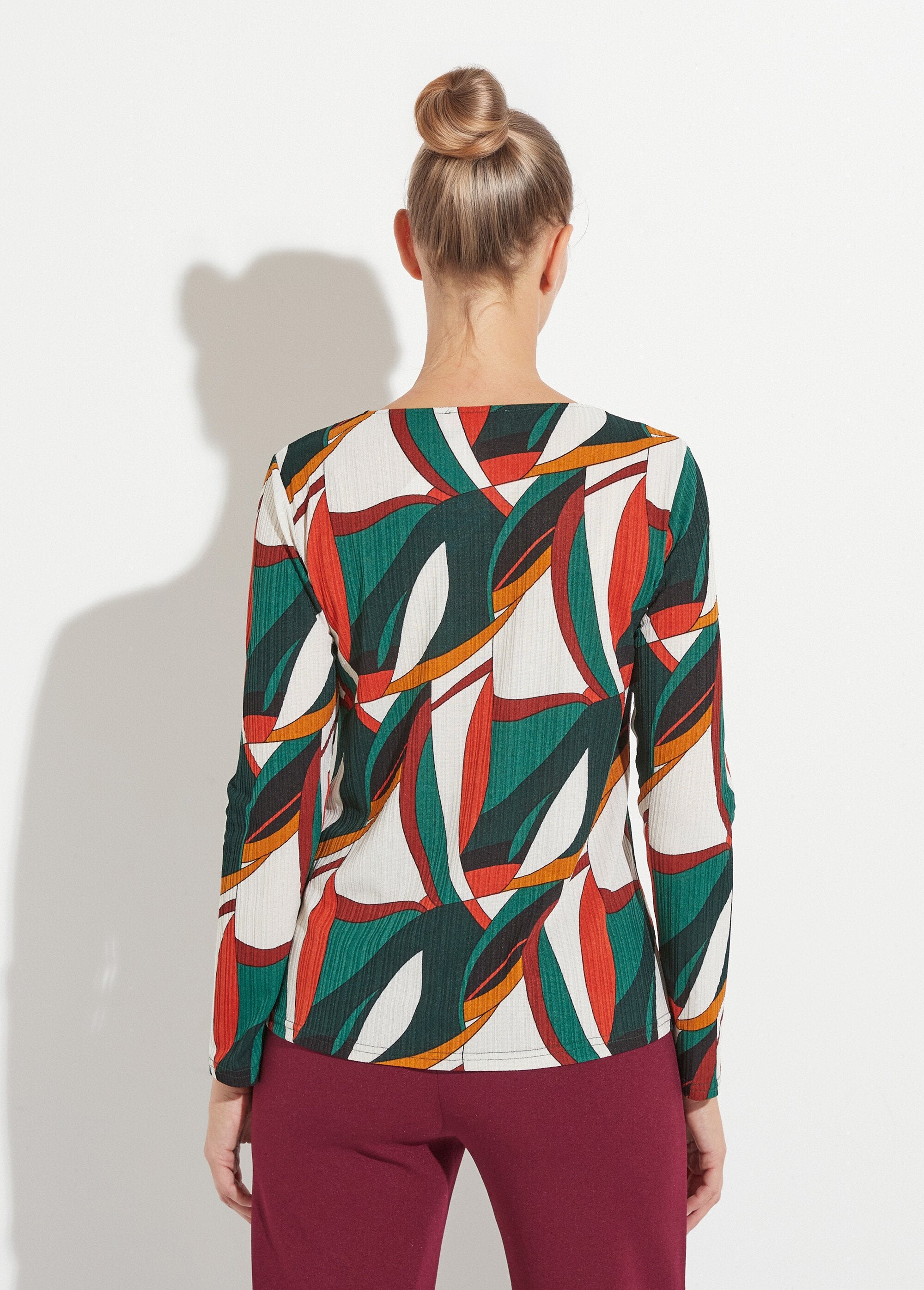 Camiseta_acampanada_con_cuello_en_V_y_estampado_gráfico_multicolor_Estampado_verde_DO1_slim