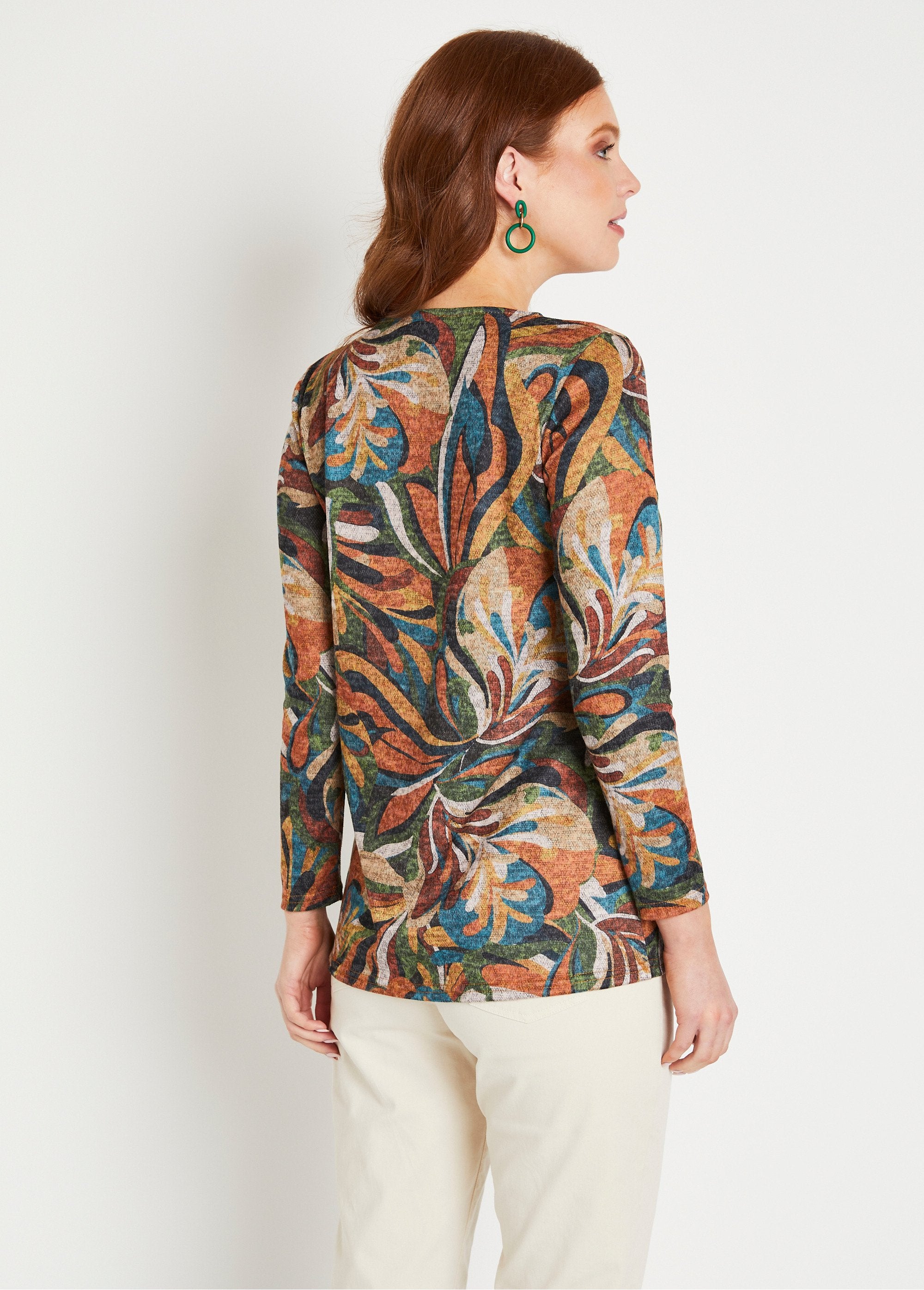 Camiseta_larga,_suelta_y_estampada_con_cuello_redondo_miel_y_verde_DO1_slim