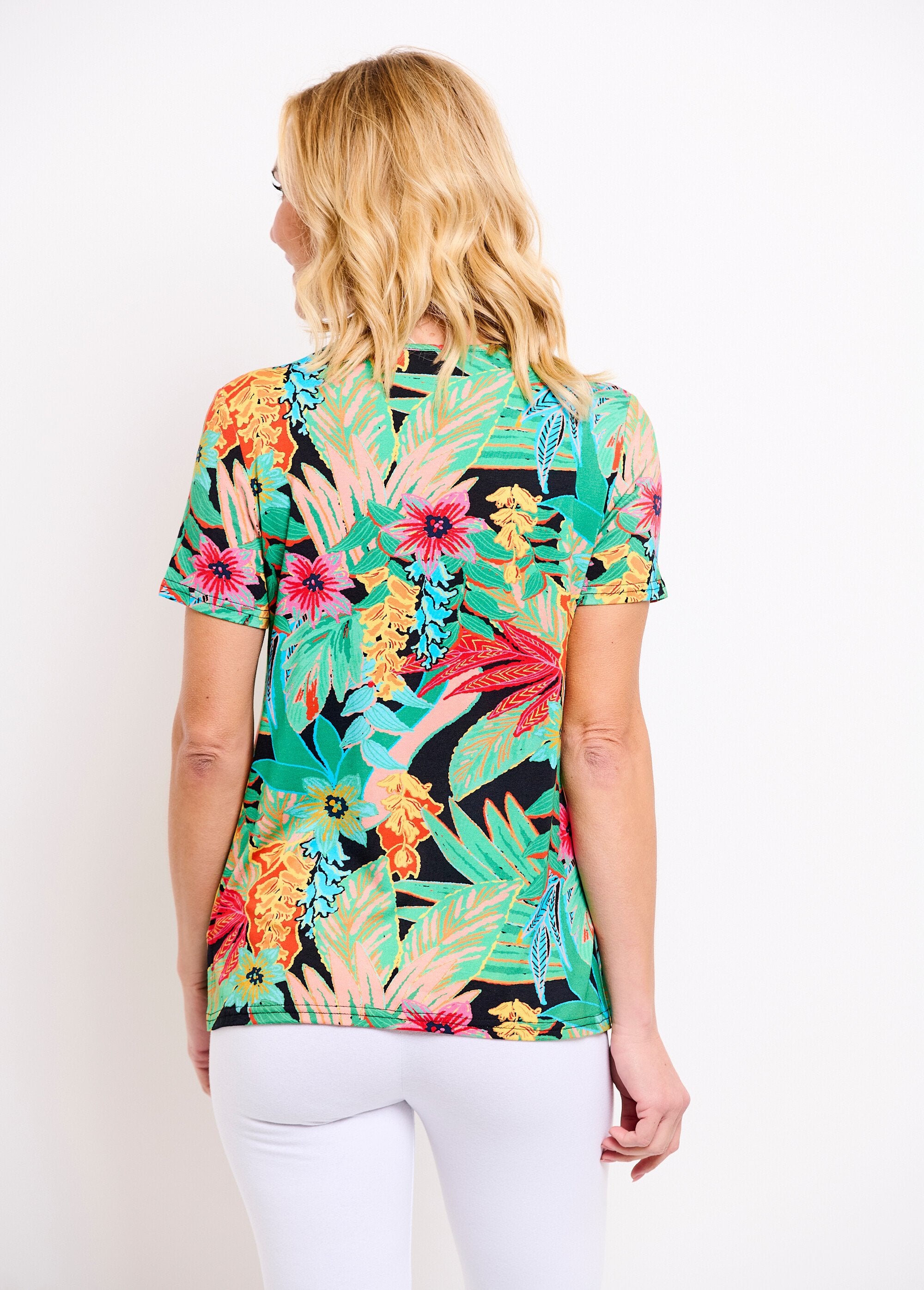 Camiseta_larga_de_cuello_redondo_con_estampado_exótico_y_manga_corta_Fondo_negro_DO1_slim