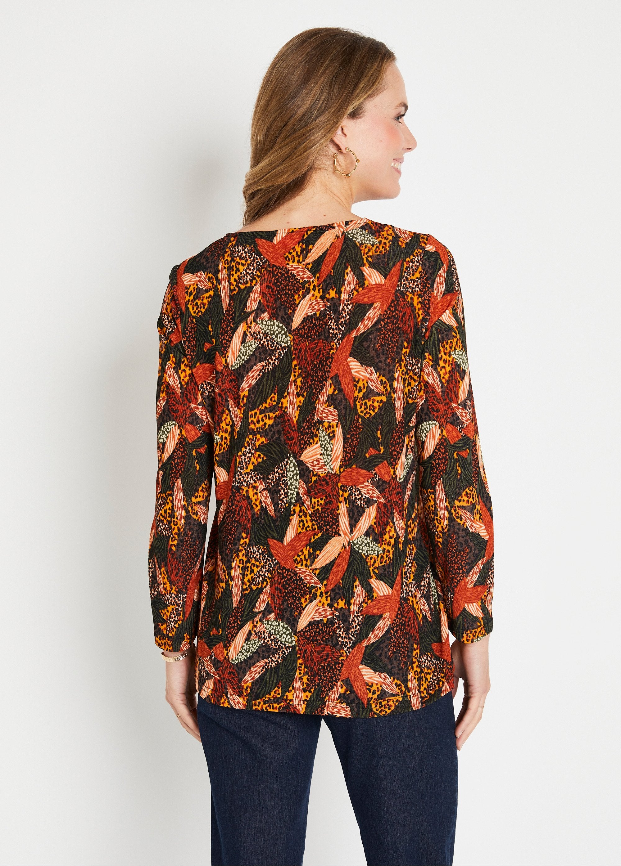 Camiseta_acampanada_de_manga_larga_y_cuello_en_V_Especias_y_miel_DO1_slim