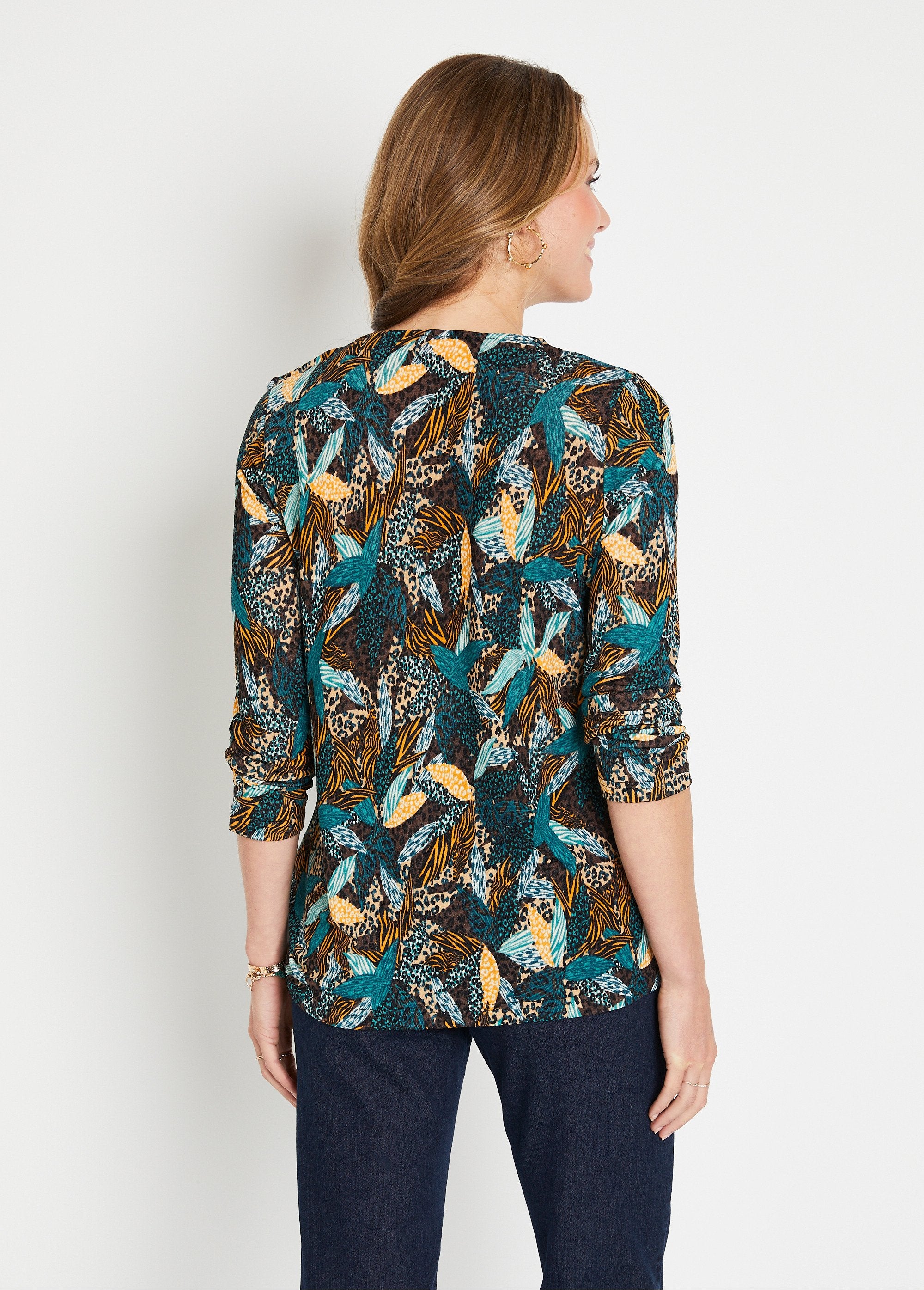 Camiseta_acampanada_de_manga_larga_y_cuello_en_V_pato_y_miel_DO1_slim