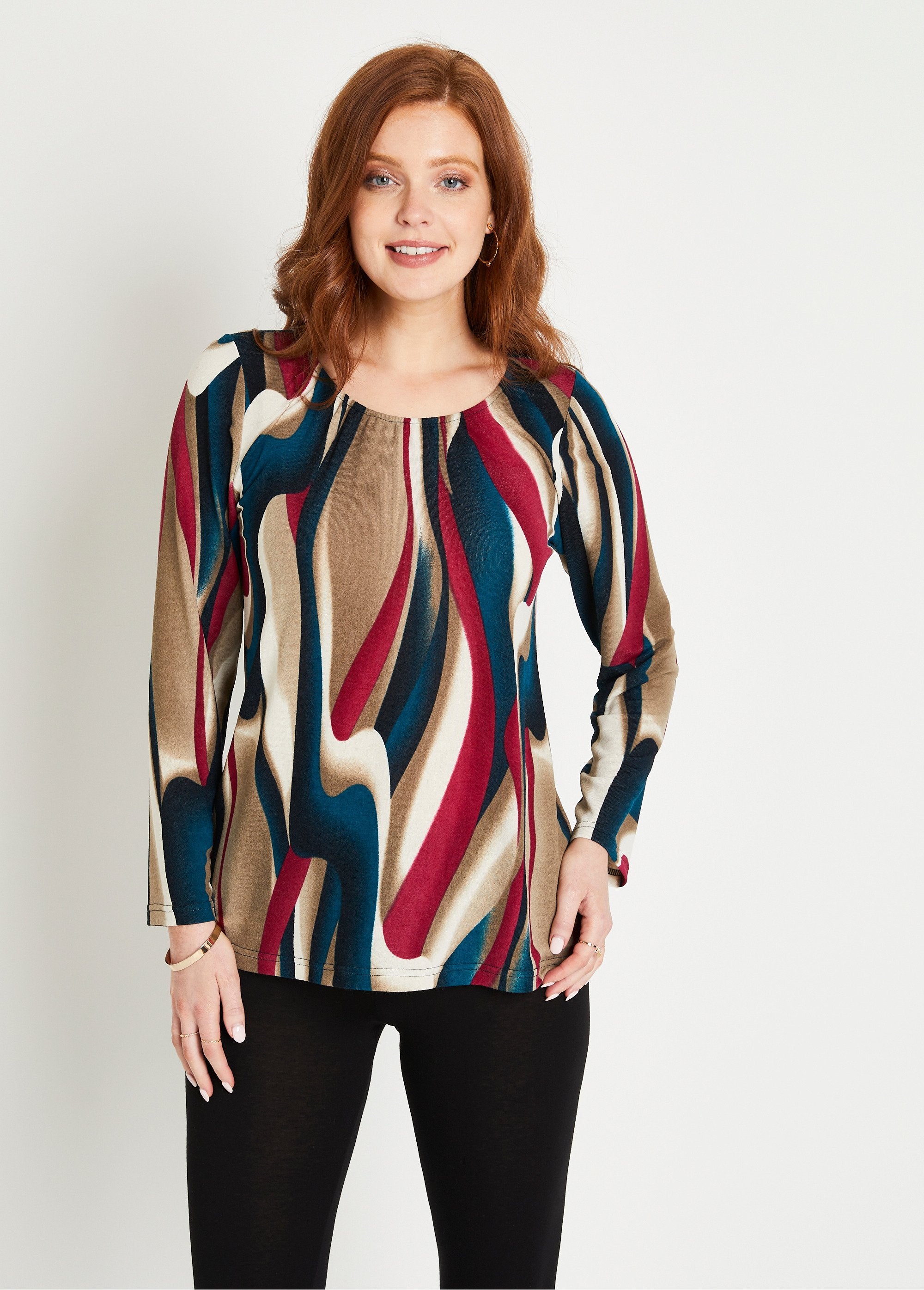 Camiseta_gráfica_larga_acampanada_grosella_azul_y_negra_FA1_slim