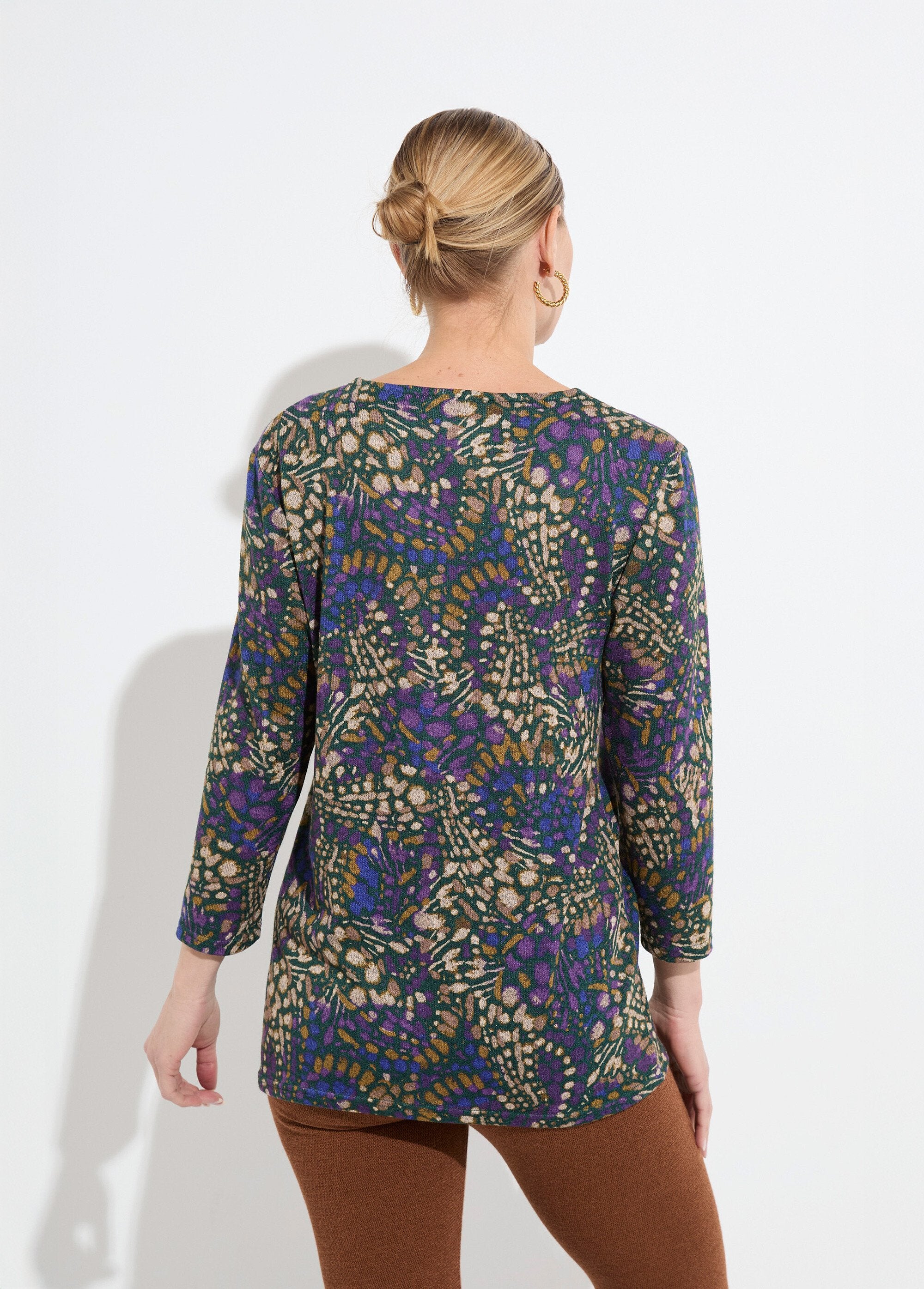 Camiseta_larga_acampanada_con_mangas_3/4_y_estampado_tachas_Morado_y_beige_DO1_slim