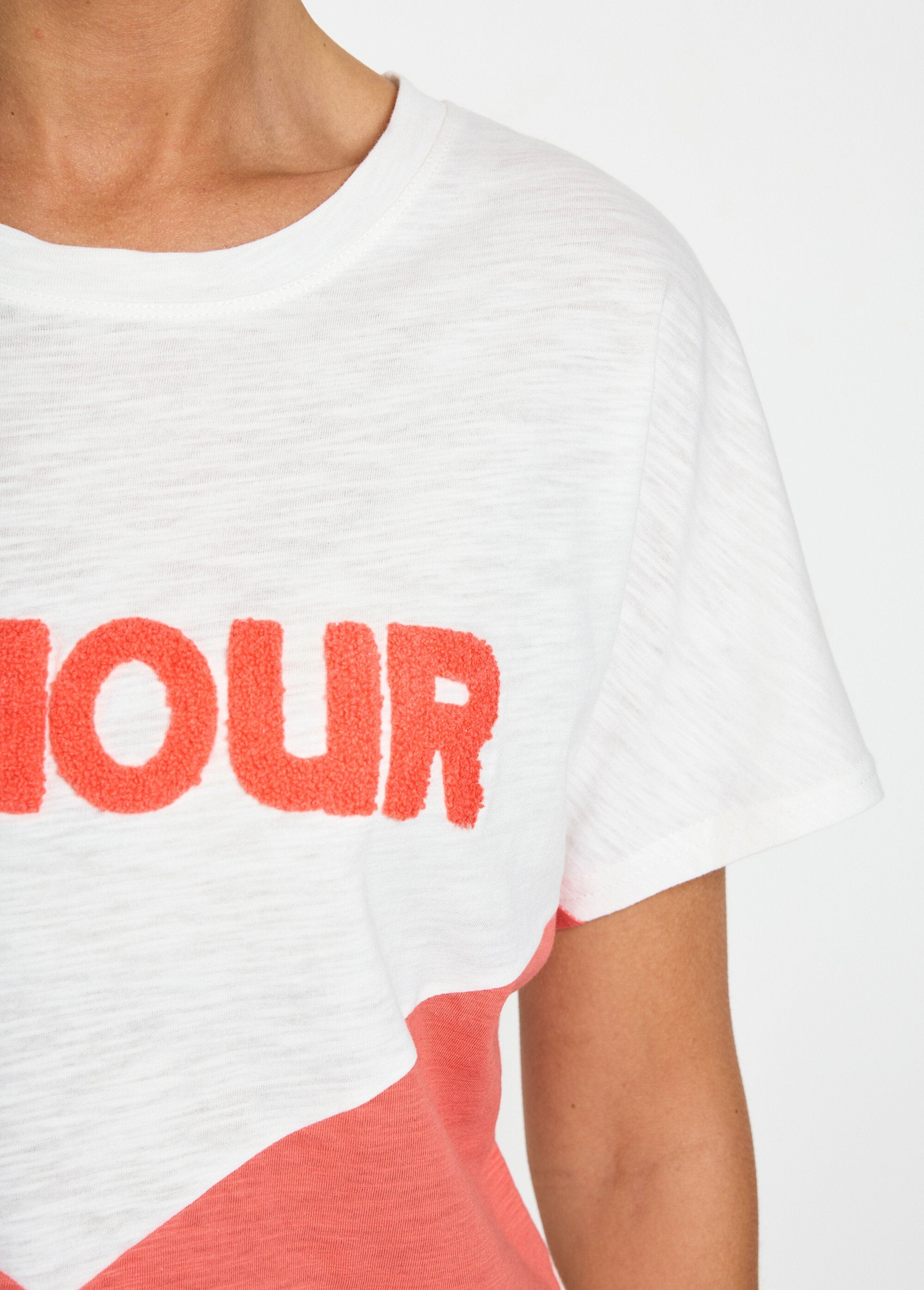Camiseta_bicolor_de_punto_flameado_con_mensaje_corales_y_blancos_DE2_slim