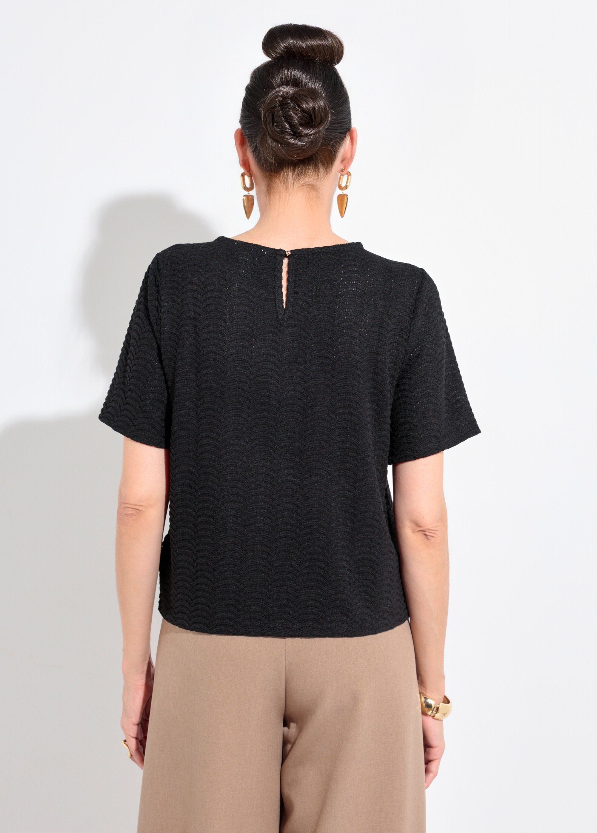Camiseta_de_malla_con_estampado_de_escamas_en_relieve_Negro_DO1_slim