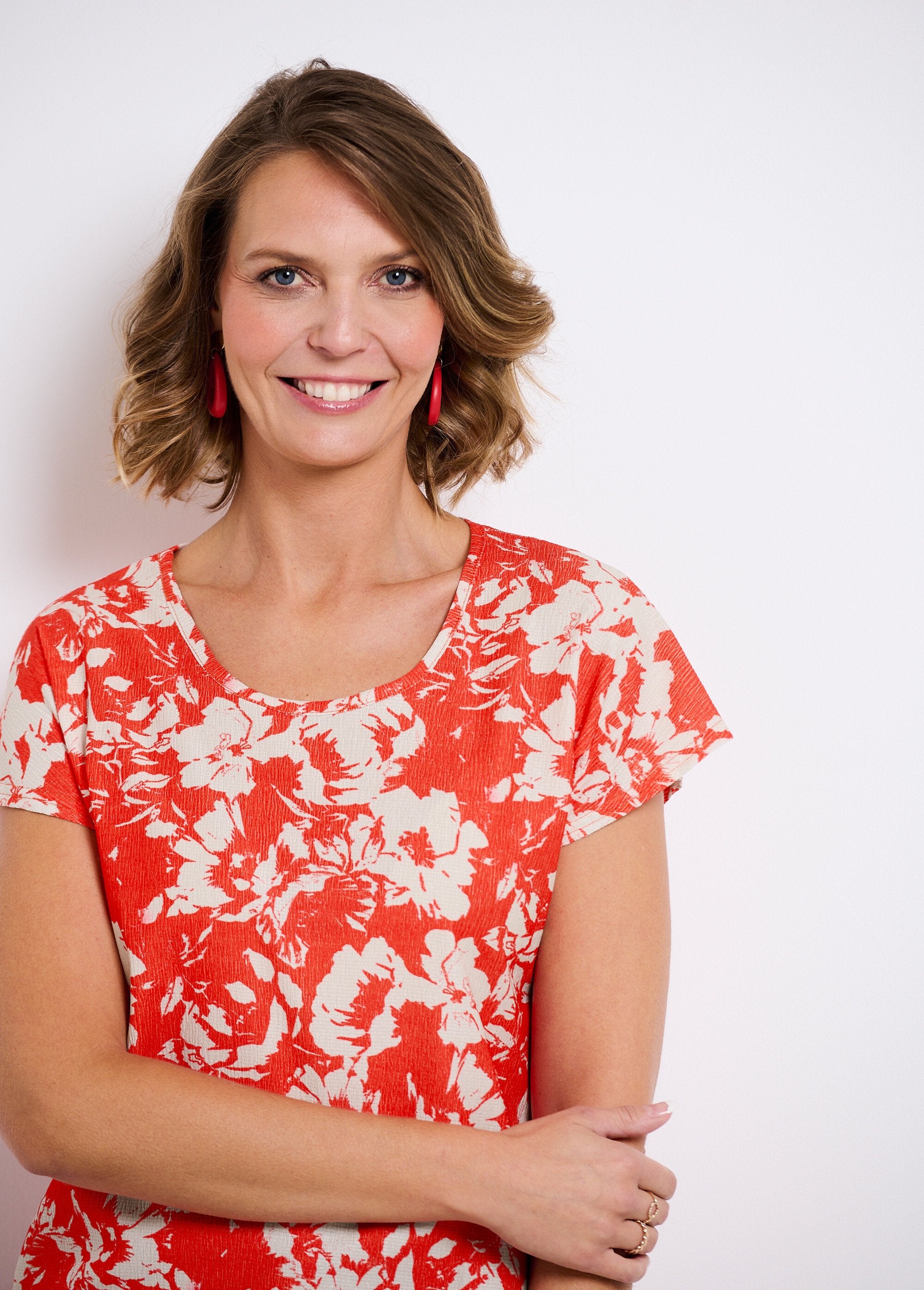 Camiseta_de_manga_corta_lisa_o_con_estampado_de_flores_rojo_y_beige_DE1_slim