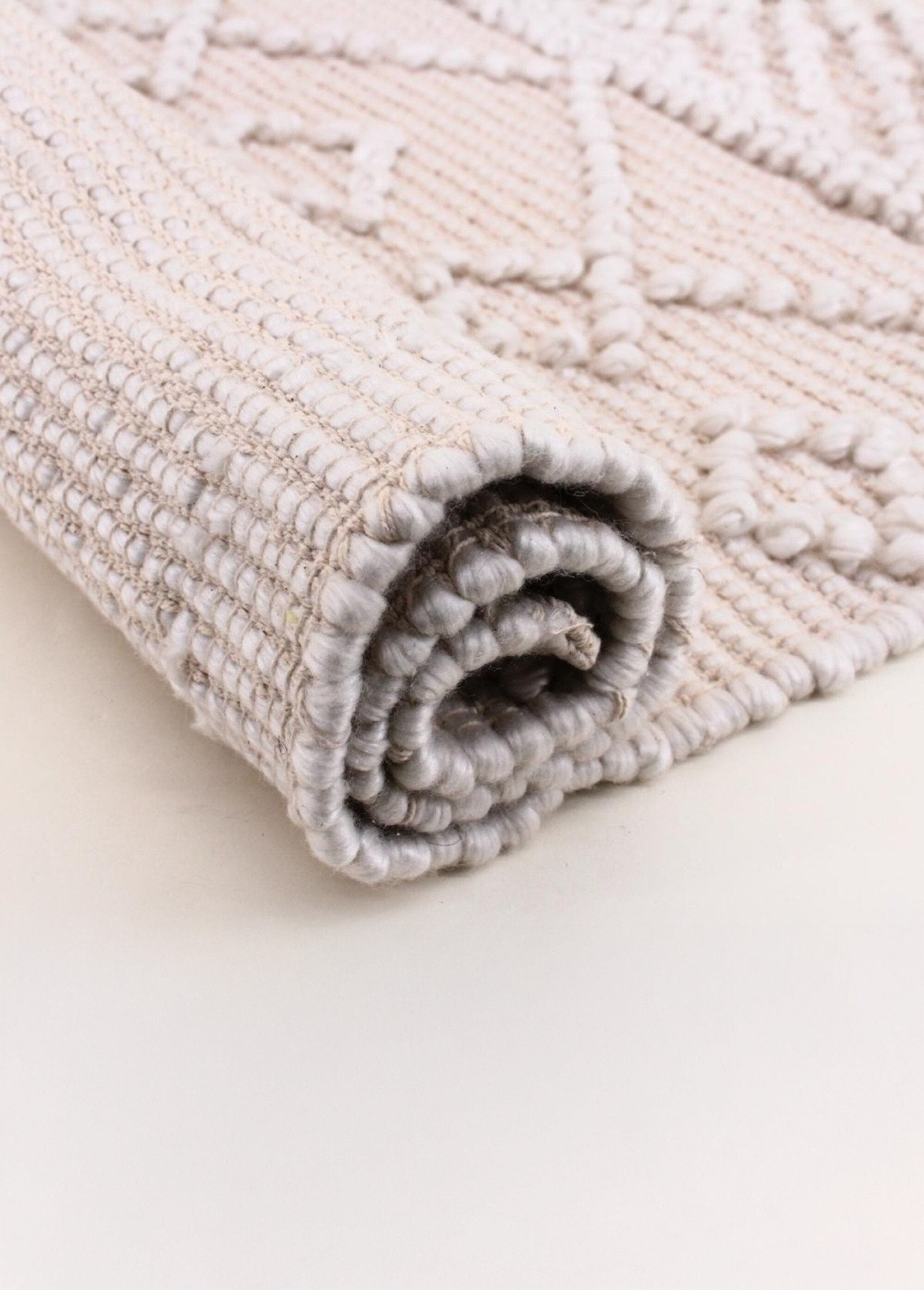 Alfombra_con_estampado_de_bolas_en_relieve,_110x60cm_Natural_DE1_slim