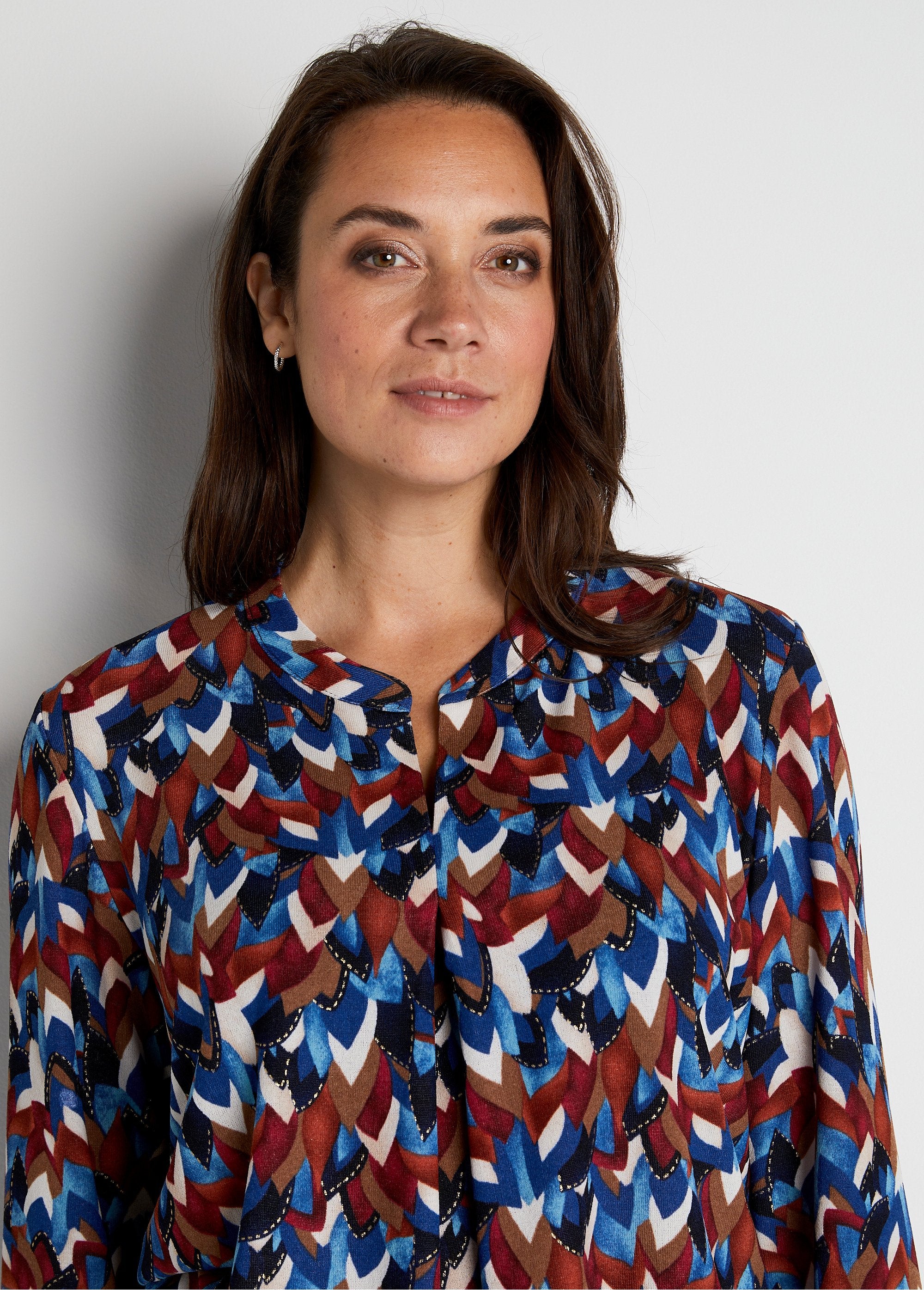 Camiseta_larga_y_holgada_con_detalles_brillantes._Plano_DE1_curvy