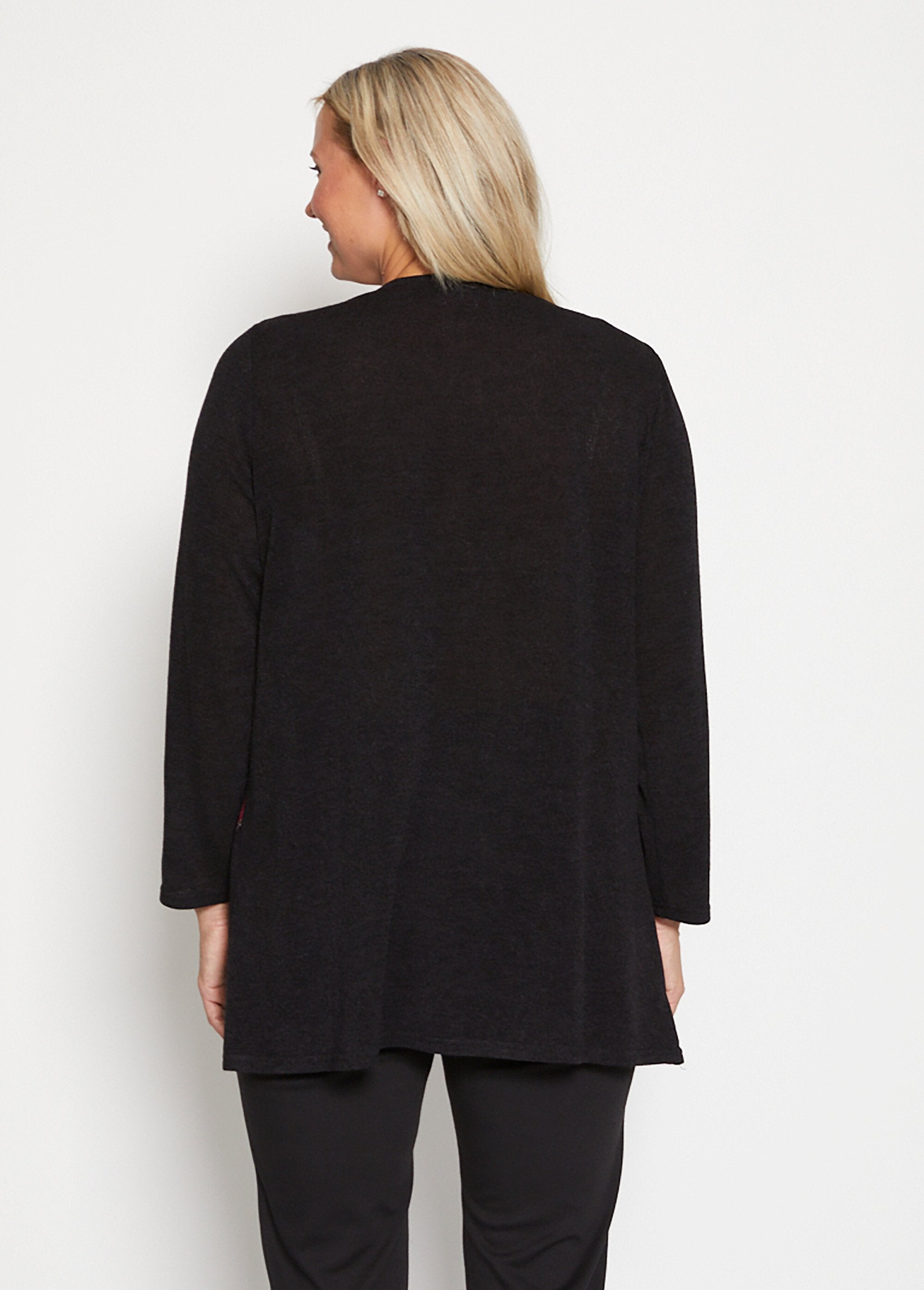 Camiseta_larga_elástica_floral_Negro_y_burdeos_DO1_curvy