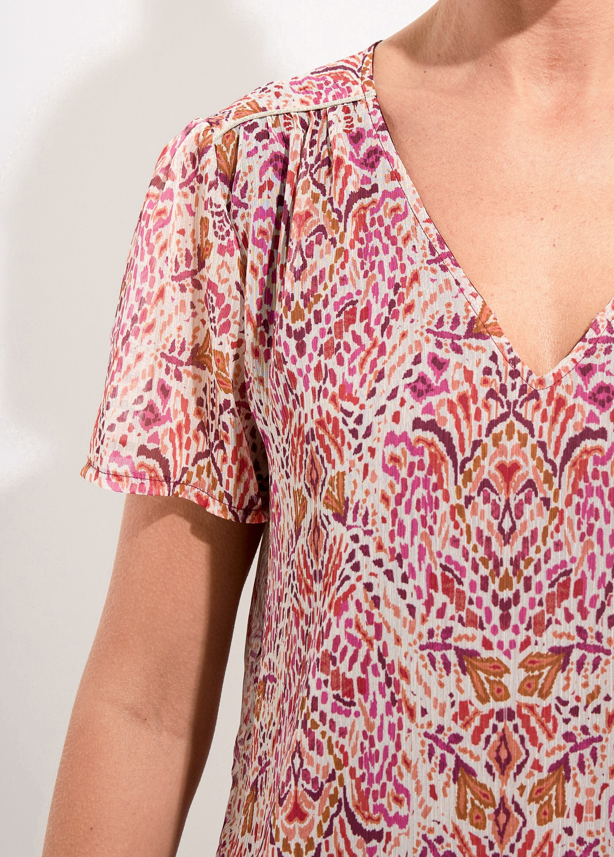 Túnica_larga_con_escote_en_V_en_voile_estampado._Rosa_y_blanco_DE1_slim